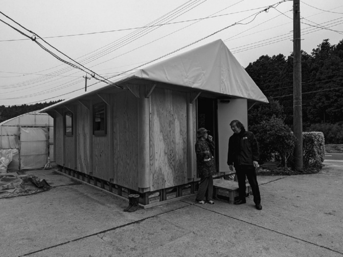 坂茂為一名失去房屋的女性建造了舒適的「紙的原木屋」。這名女性原本住在臨時搭建的塑膠大棚內,搬進新家後,她含淚表達感謝