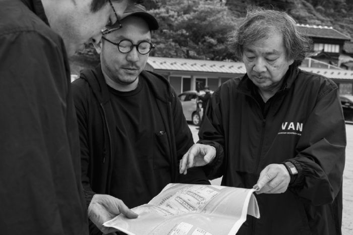 珠洲市內的小學校庭將建造臨時住宅,坂茂與工作團隊一同實地探查,進行細緻的討論與規劃