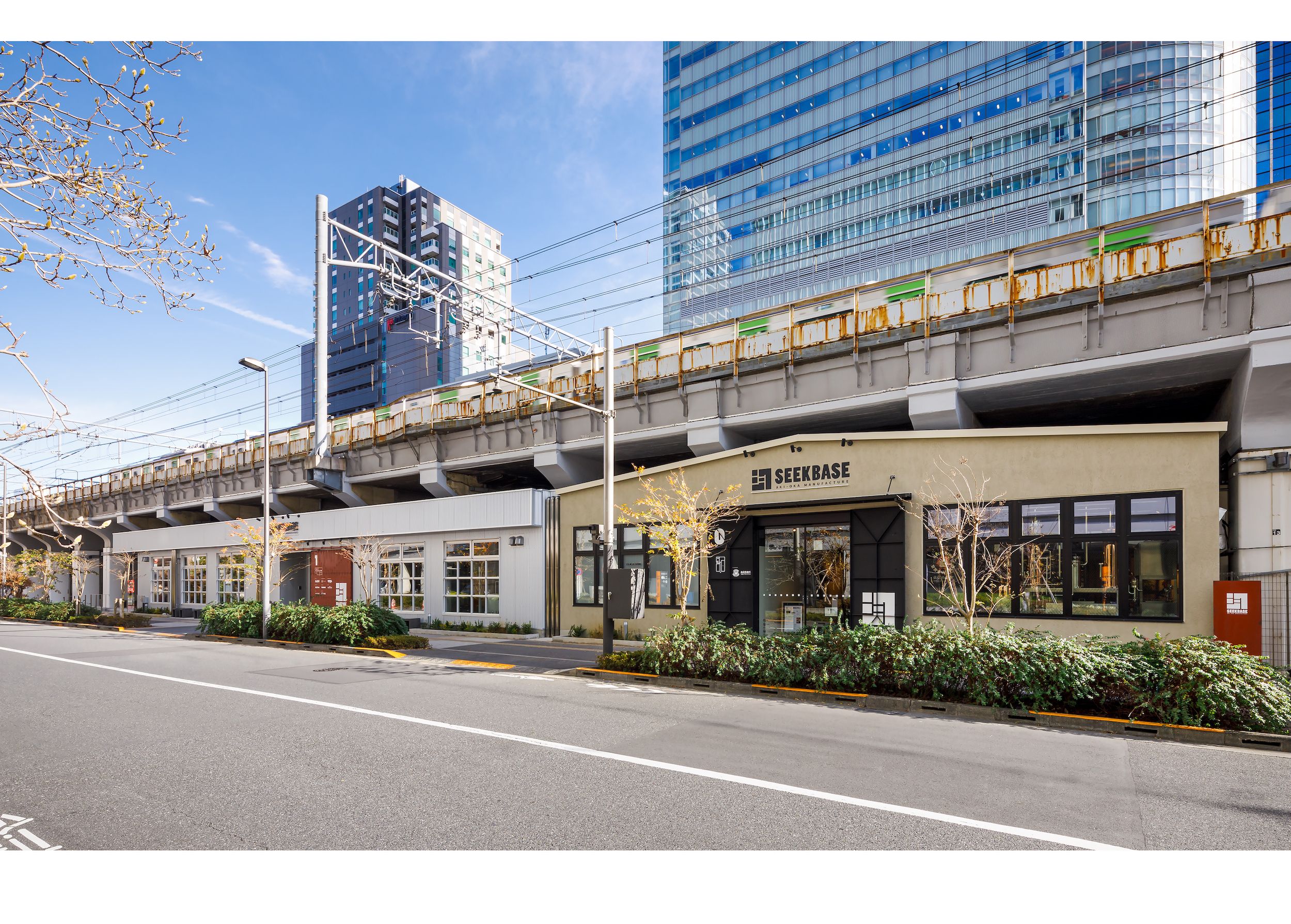 高架火車與商業建築結合的都市場景