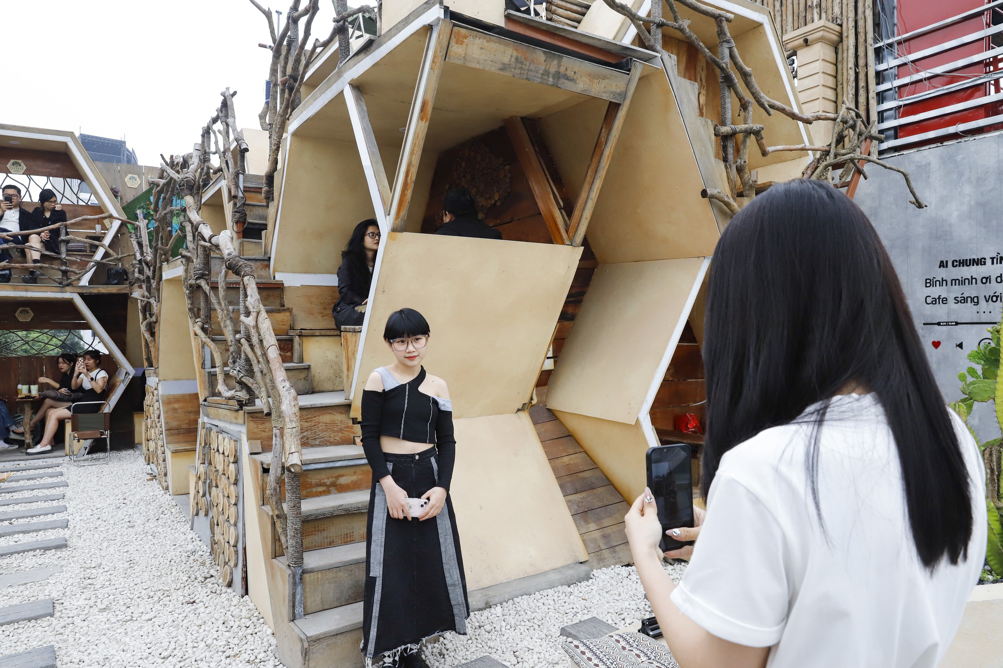 年輕人樂於在蜂巢咖啡館拍照打卡（圖片出處：DANVIET.VN）