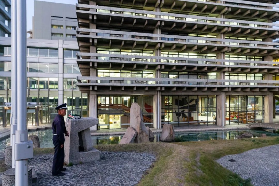 圖10：香川縣廳舍庭院雕塑 ©Iwan Baan