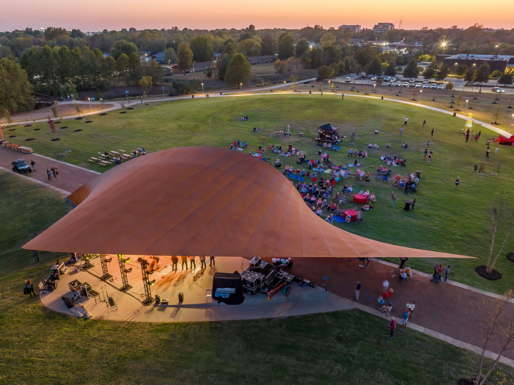 展演棚位於通向 Springdale Water Street 的中央步行延伸路上。（Tim Hursley/Trahan Architects 提供）