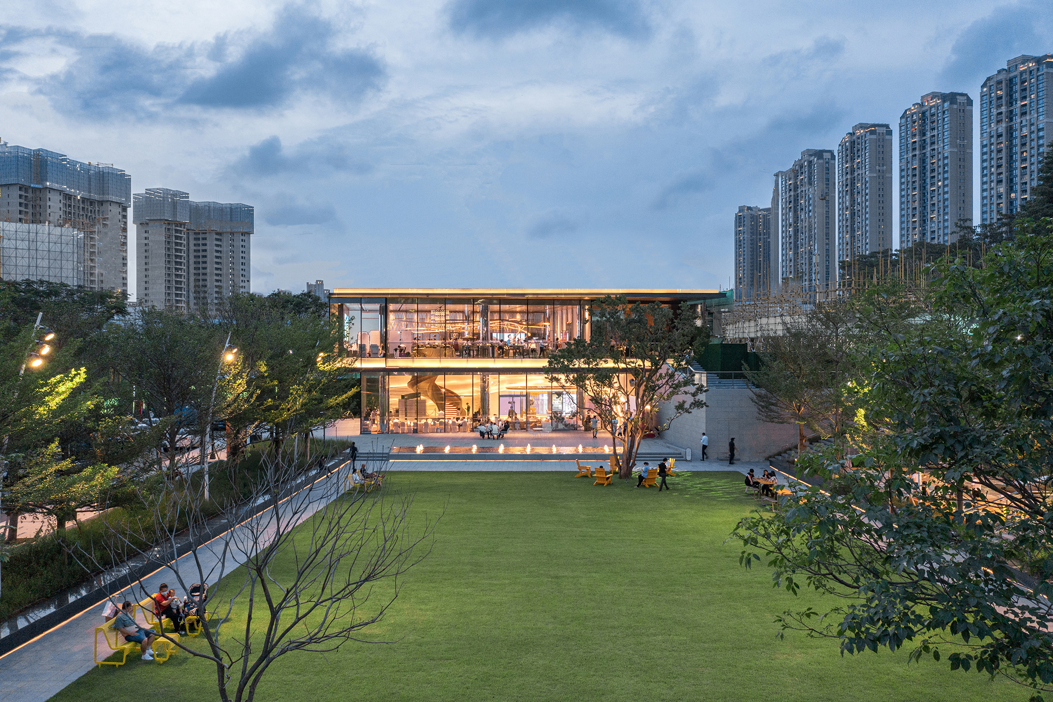 可以有多種活動、彈性運用的中央草地 The central meadow of infinite possibilities