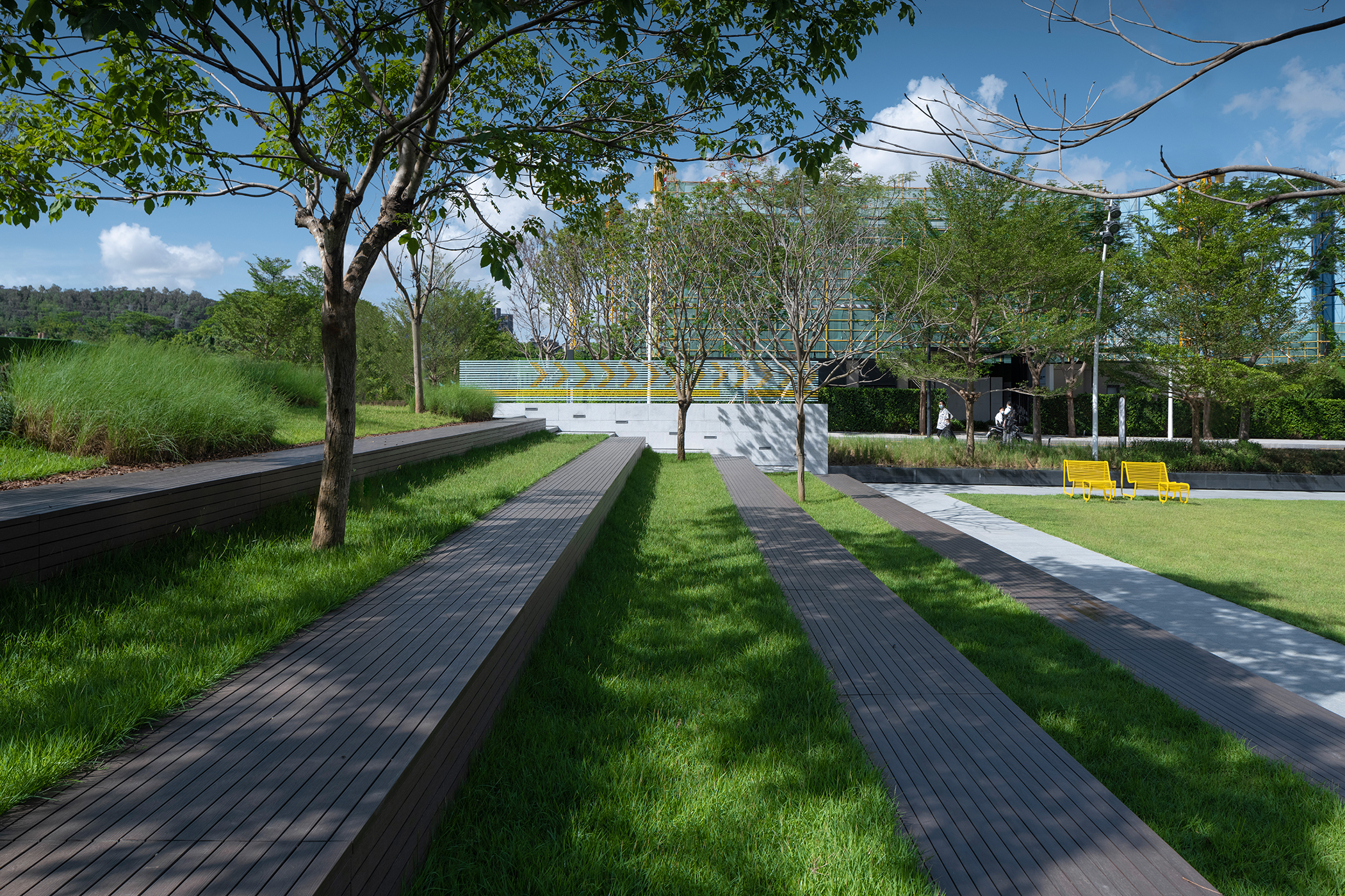 水平舒展的生態綠階、景牆、長凳 Horizontal stretch of ecological green step, landscape wall, bench