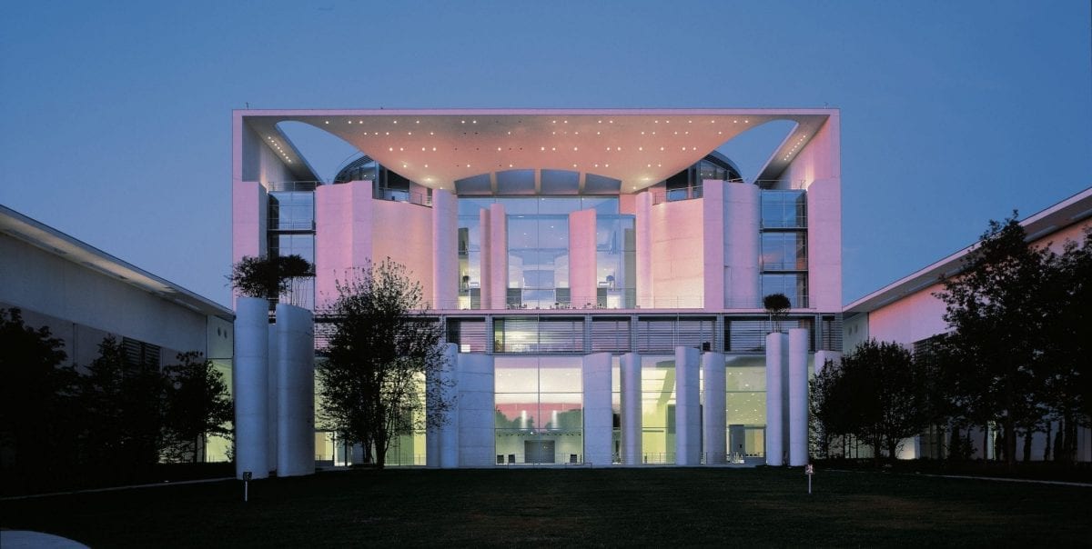 柏林聯邦總理府競圖(Bundeskanzleramt Berlin Competition, 1996);竣工(2000 年) 照片來源:Schultes Frank Architekten