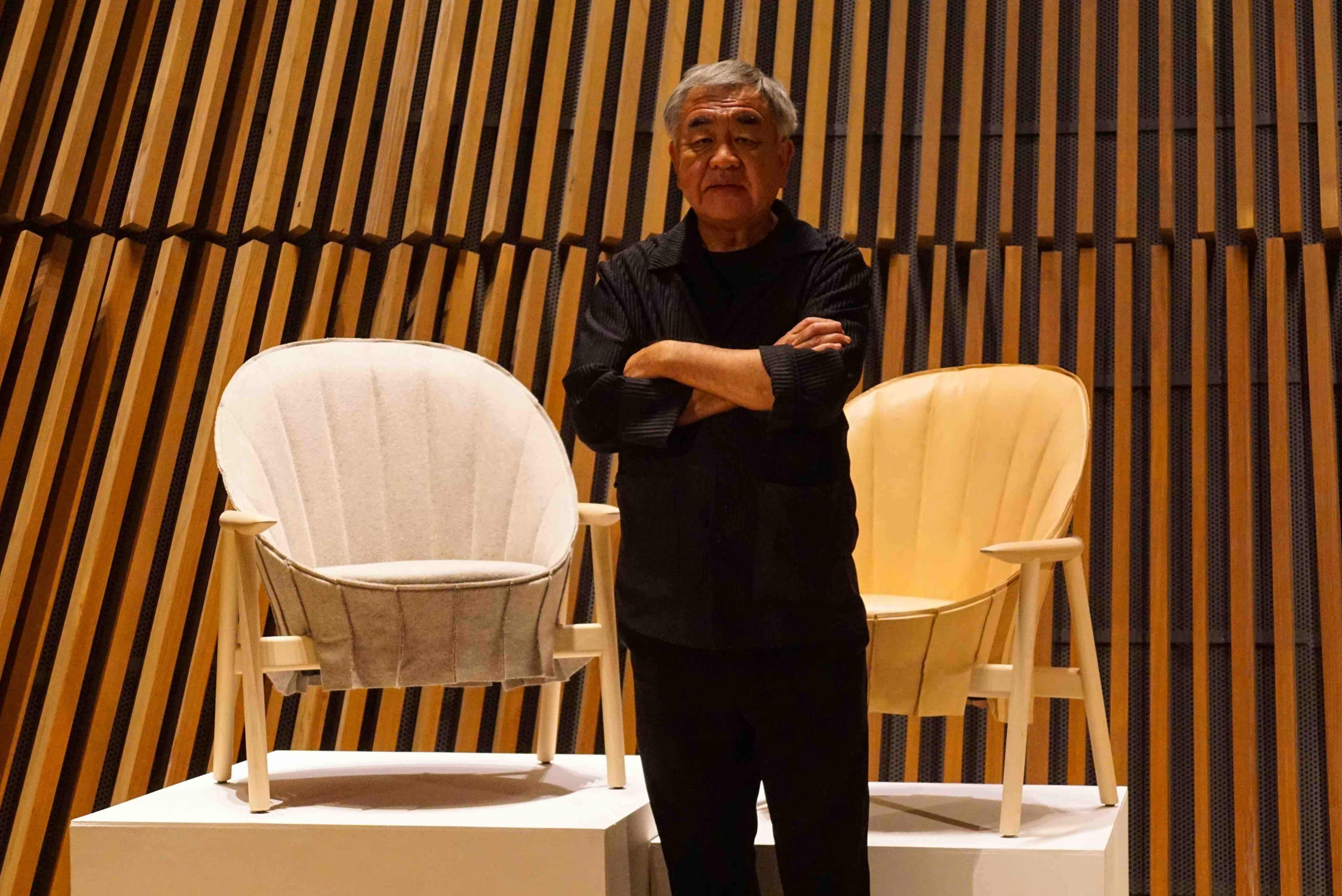 隈研吾使用瑞典的再生毛氈作為椅背的結構材，展現能包裹身體的柔軟觸感，並著重於『ひだ』的細膩感受