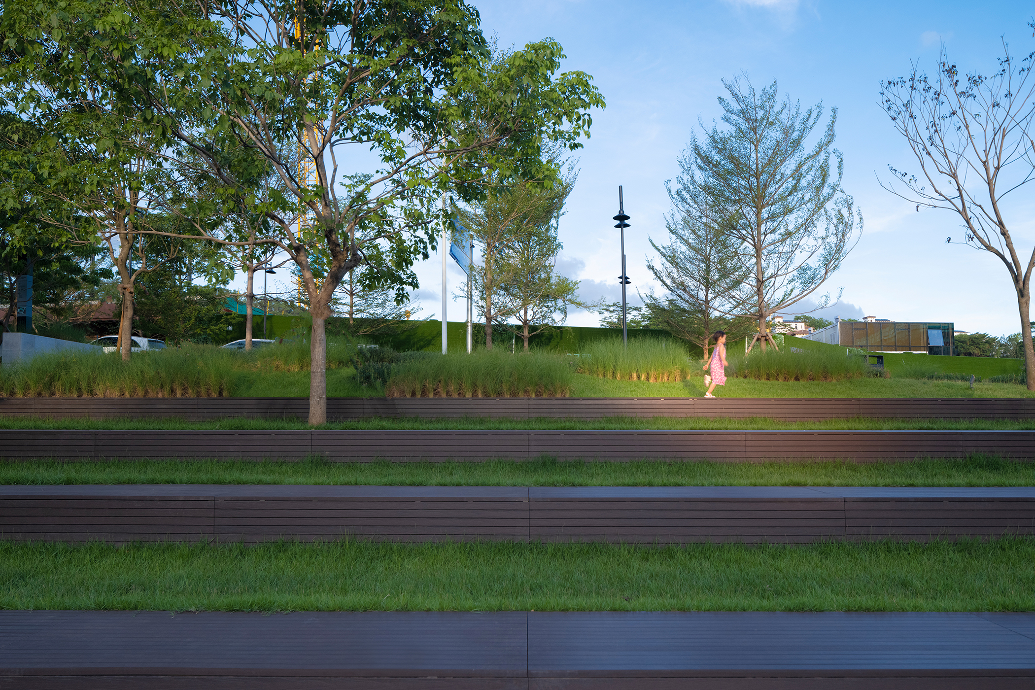 水平舒展的生態綠階、景牆、長凳 ©Holi 