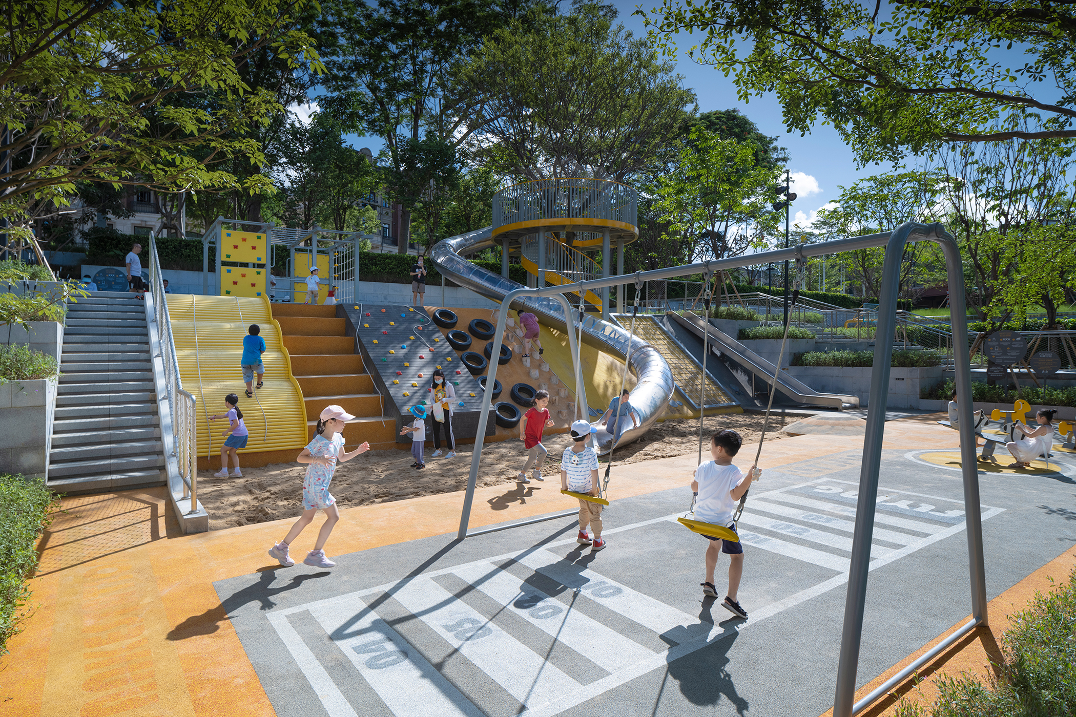 兒童遊樂場：豐富多彩的酷玩坡地 Colorful coldplay slopes