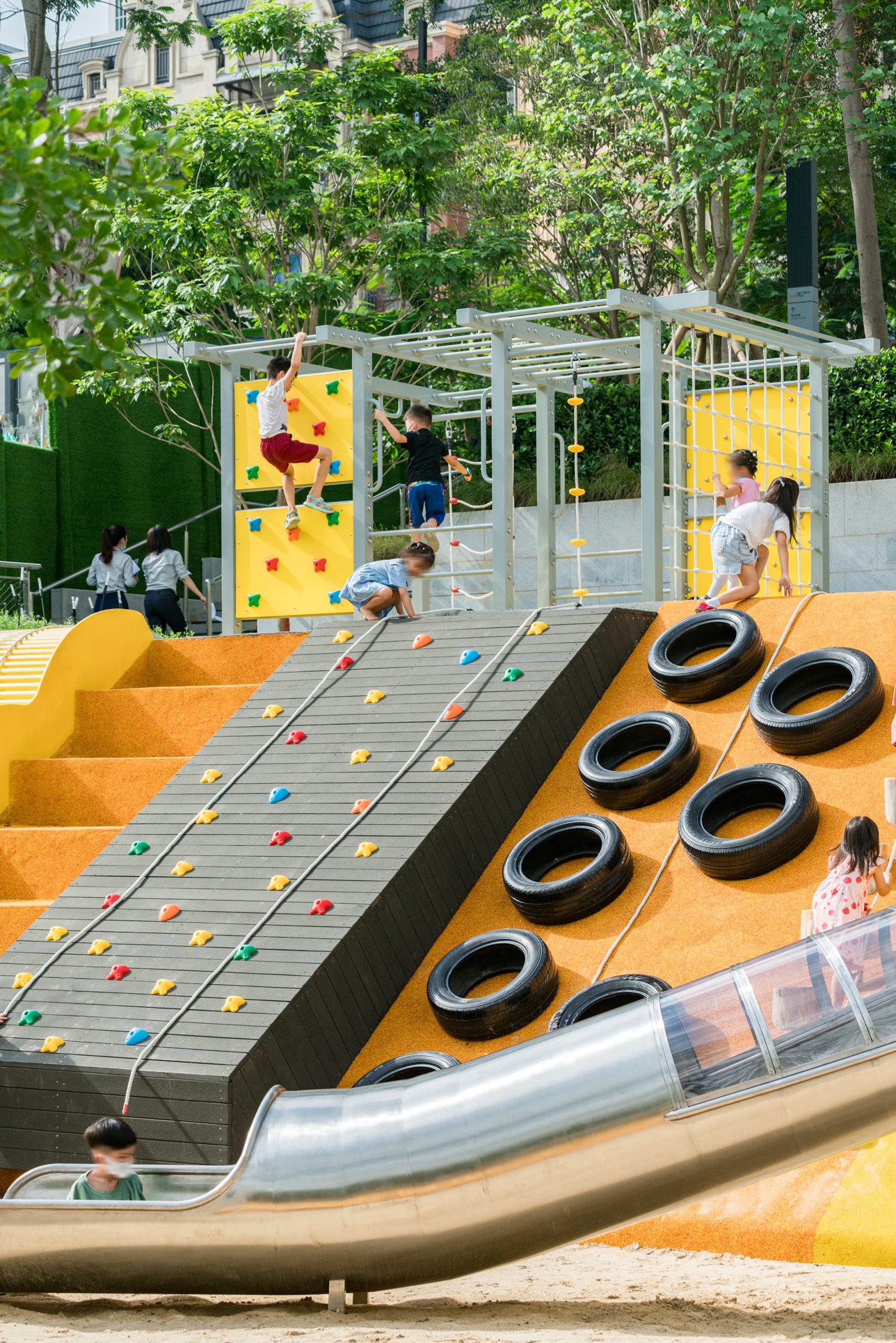 多種攀爬設施給孩子們不同的體驗 A variety of climbing facilities give children different experiences