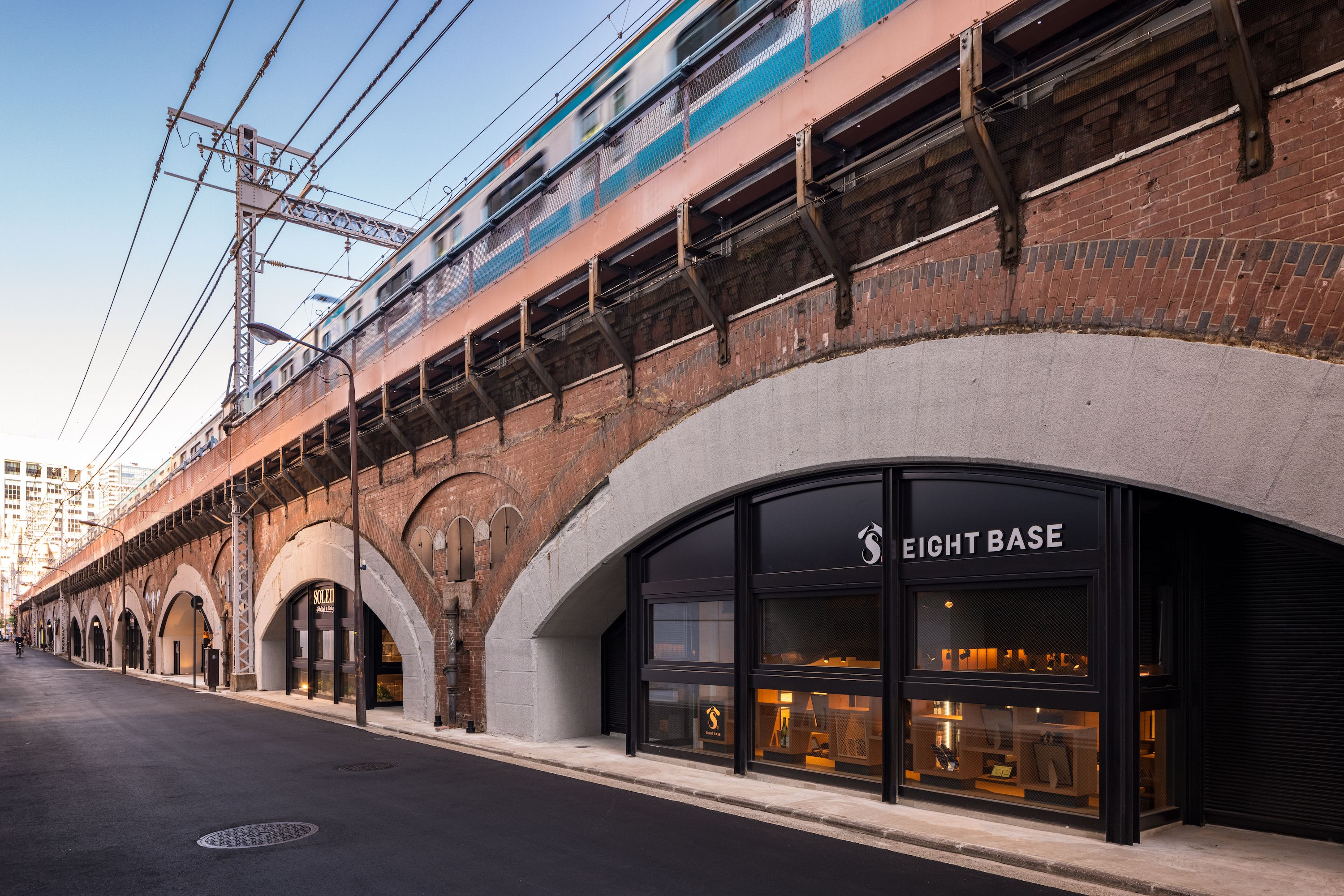 都市場景，火車高架橋下的街道和商店