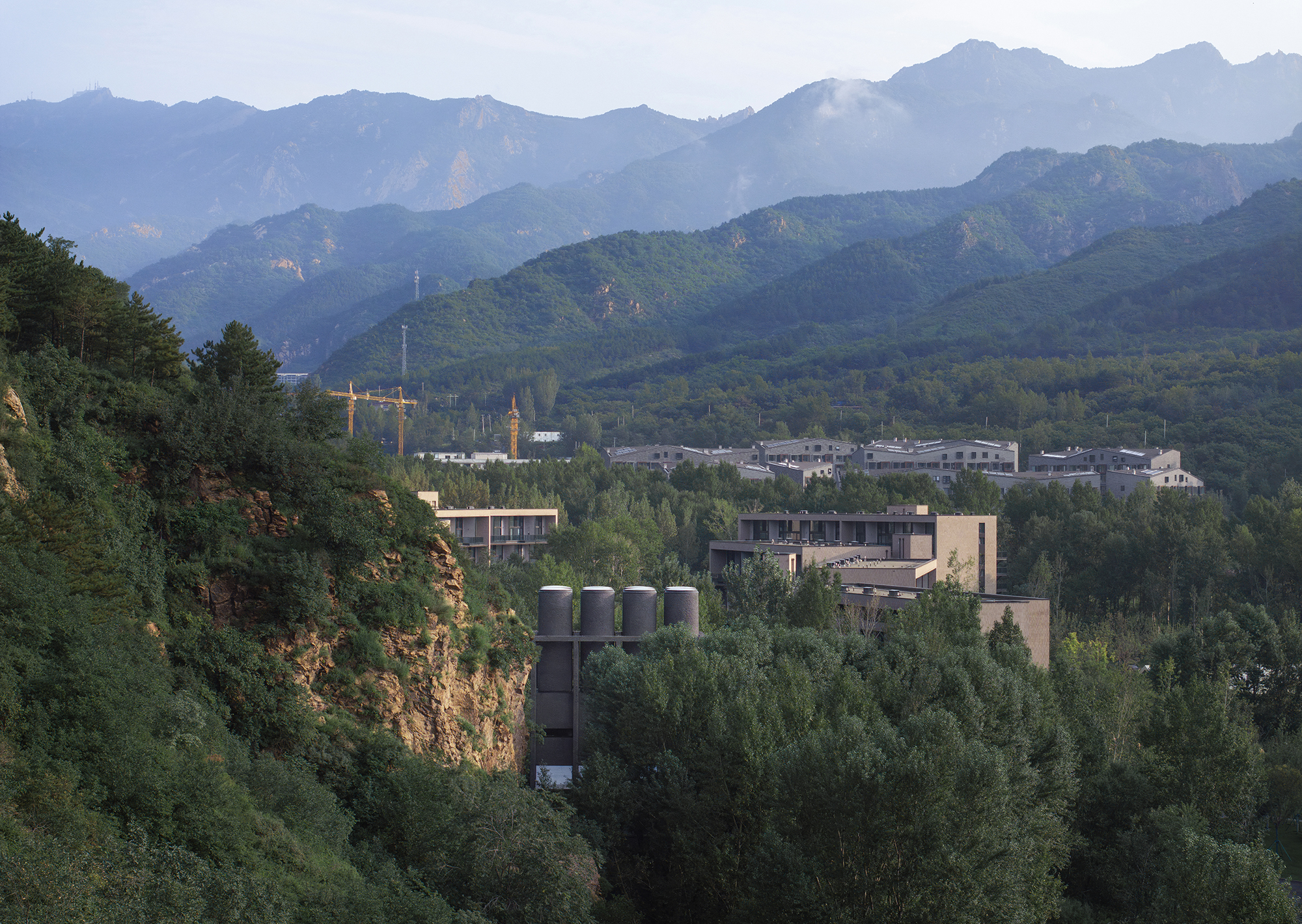 眼石湯泉座落於中國河北省北部,隱身在燕山餘脈霧靈山腳下,依傍著山勢而建
