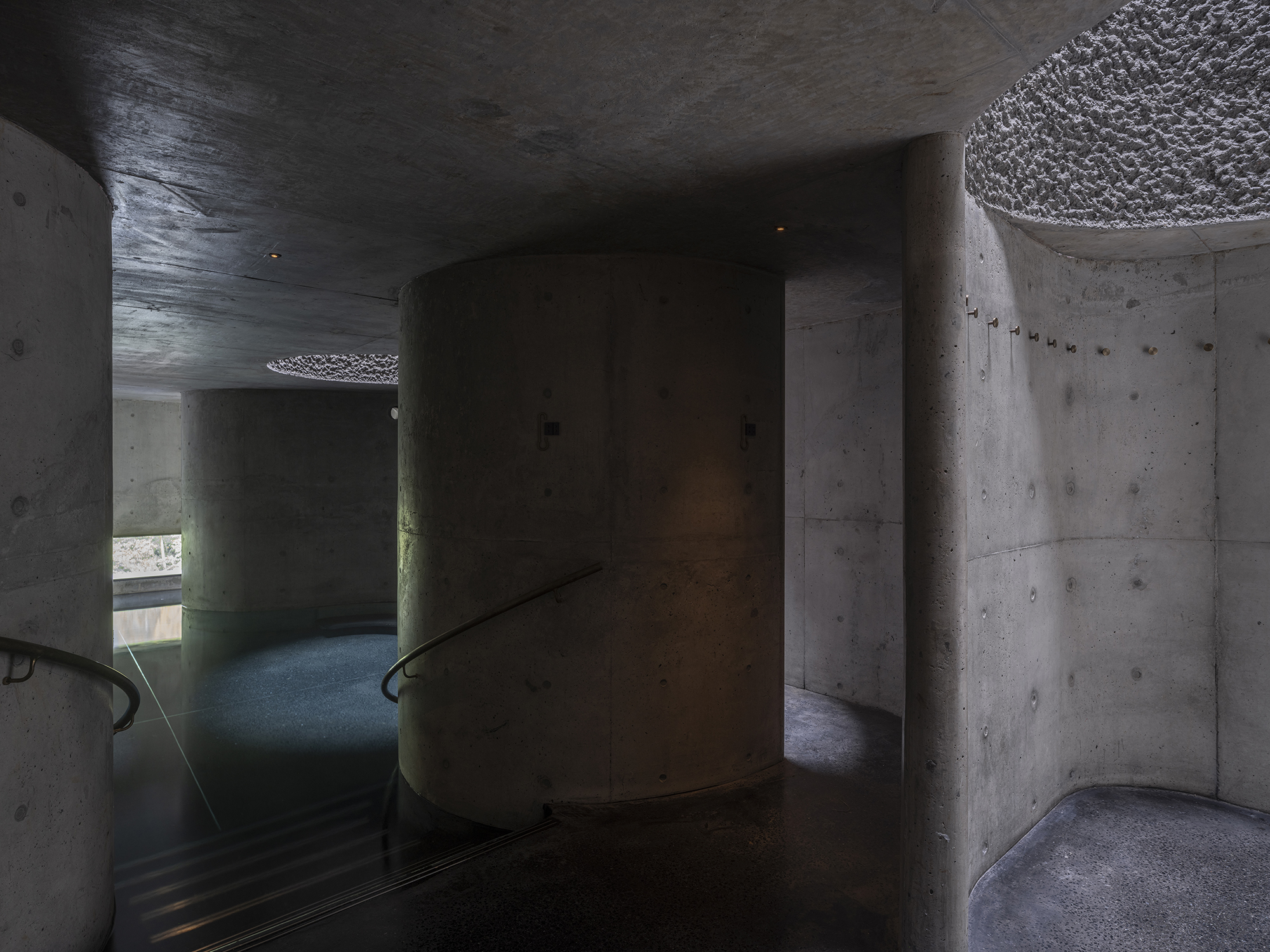 阿那亞·霧靈山眼石湯泉