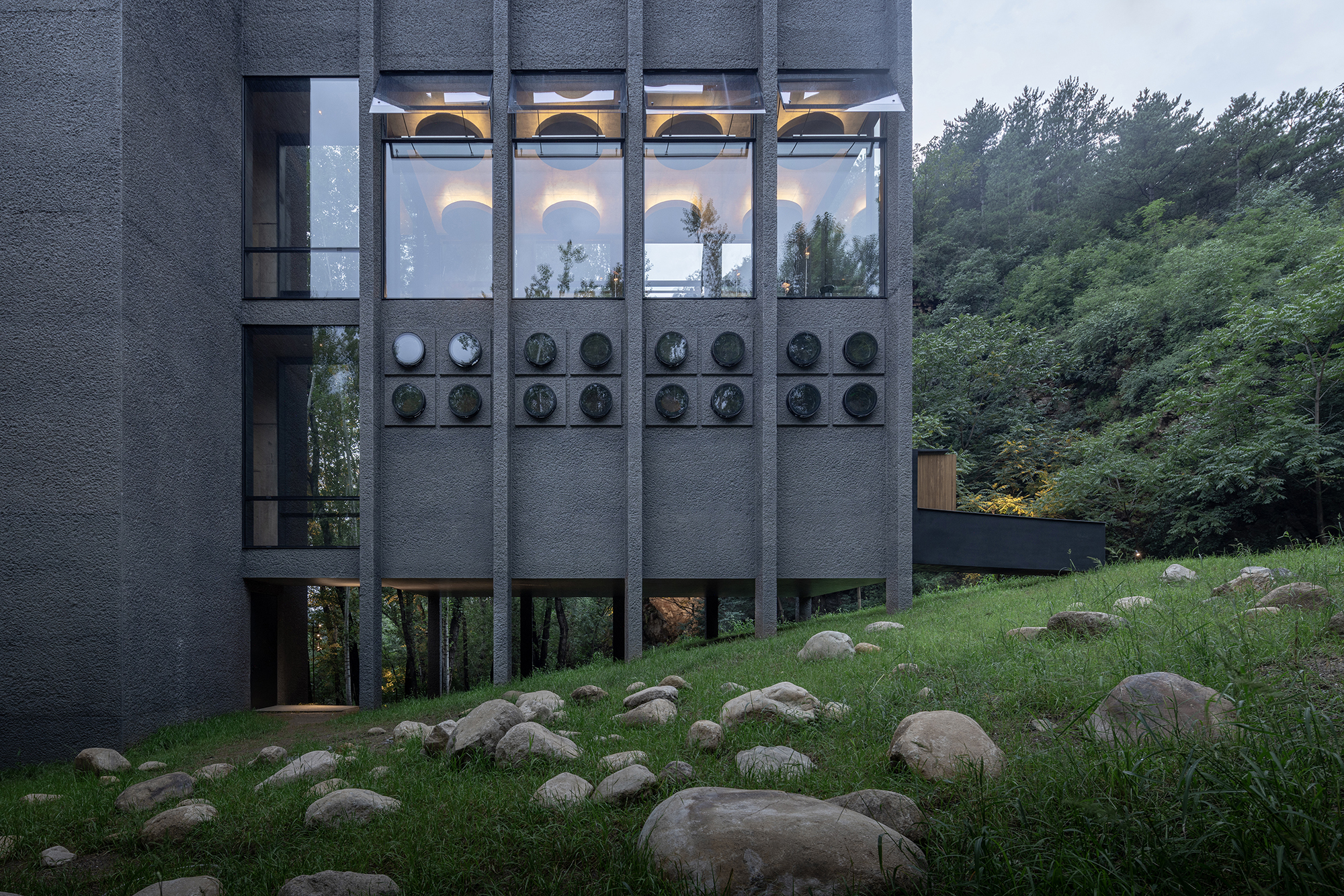 阿那亞·霧靈山眼石湯泉