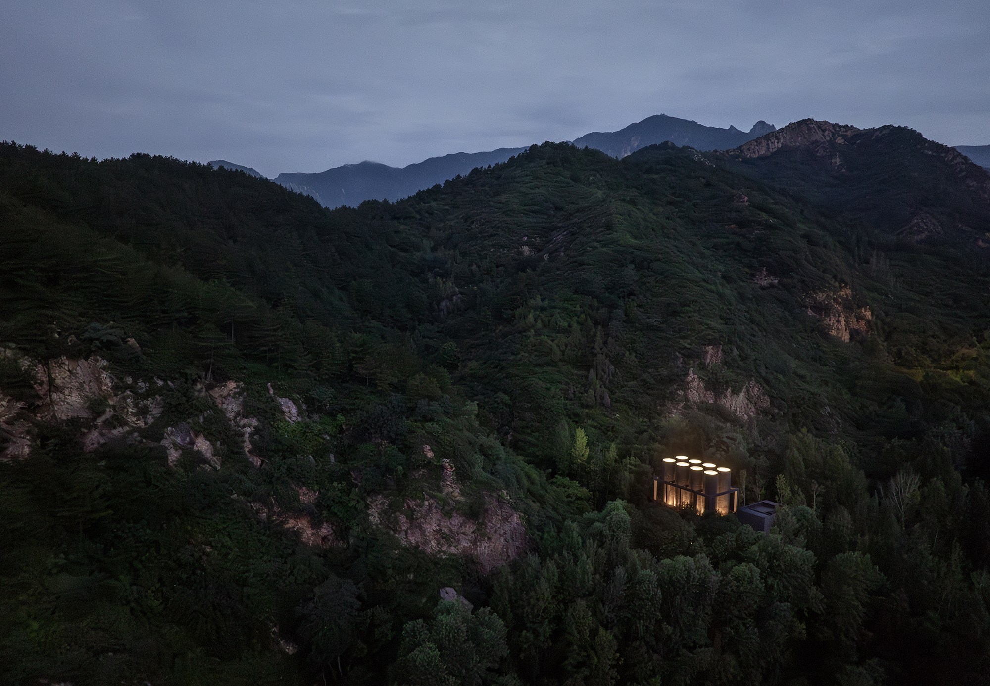 阿那亞·霧靈山眼石湯泉夜間景觀