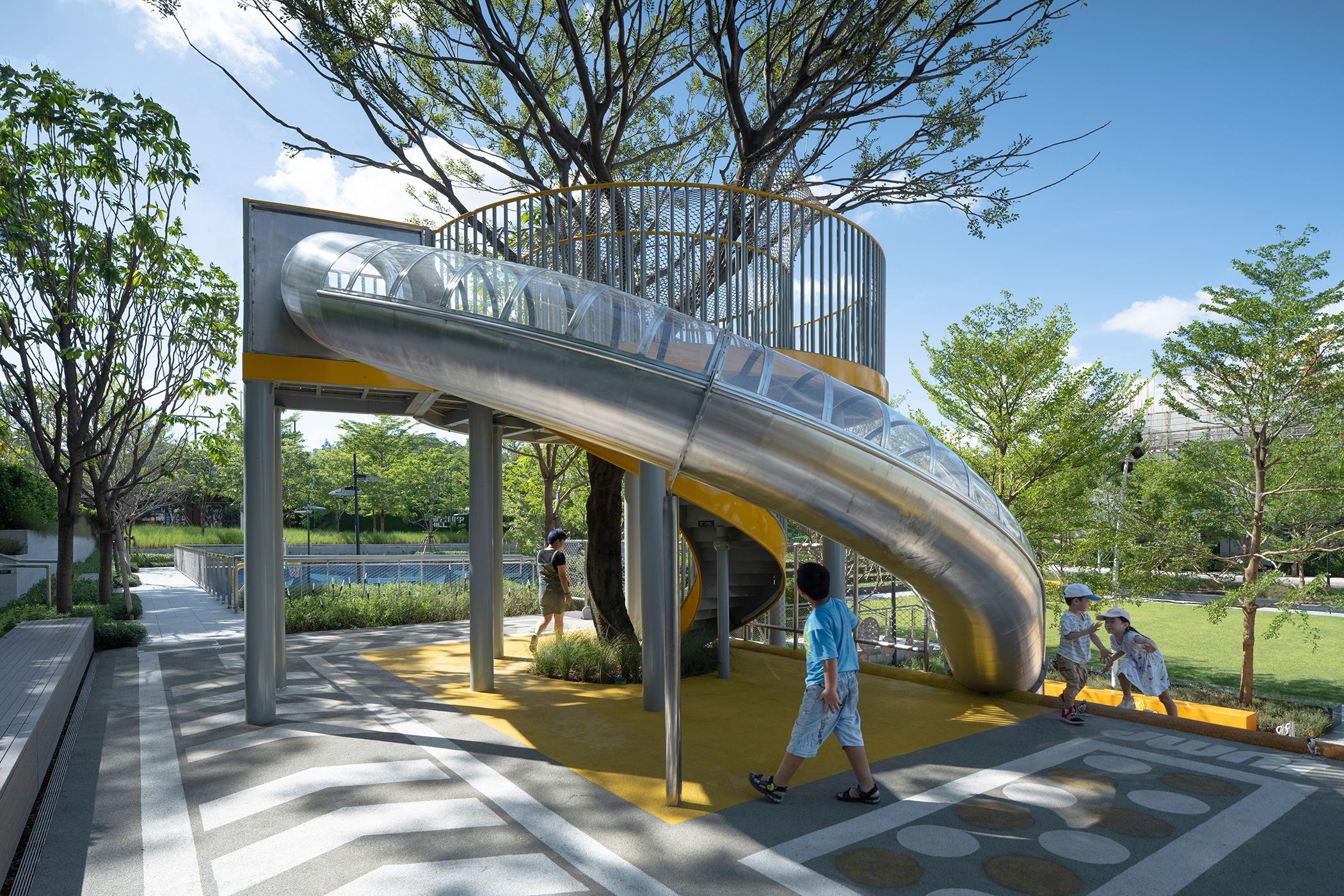 奇異樹屋與大滑梯 Strange tree house with big slide