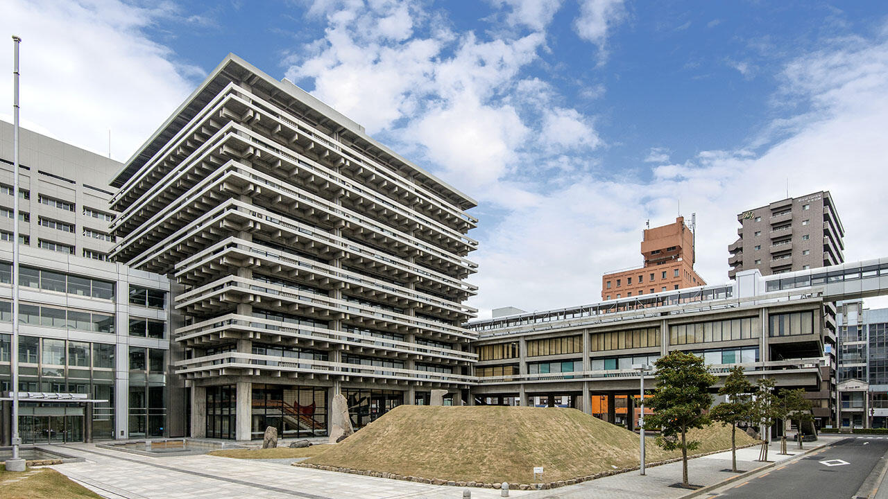 香川縣廳東館(左:高層棟,右:低層棟)。高層棟的特色——陽台的欄杆已使用玻璃纖維增強水泥進行復原,實現了耐久性與輕量化的目標。
