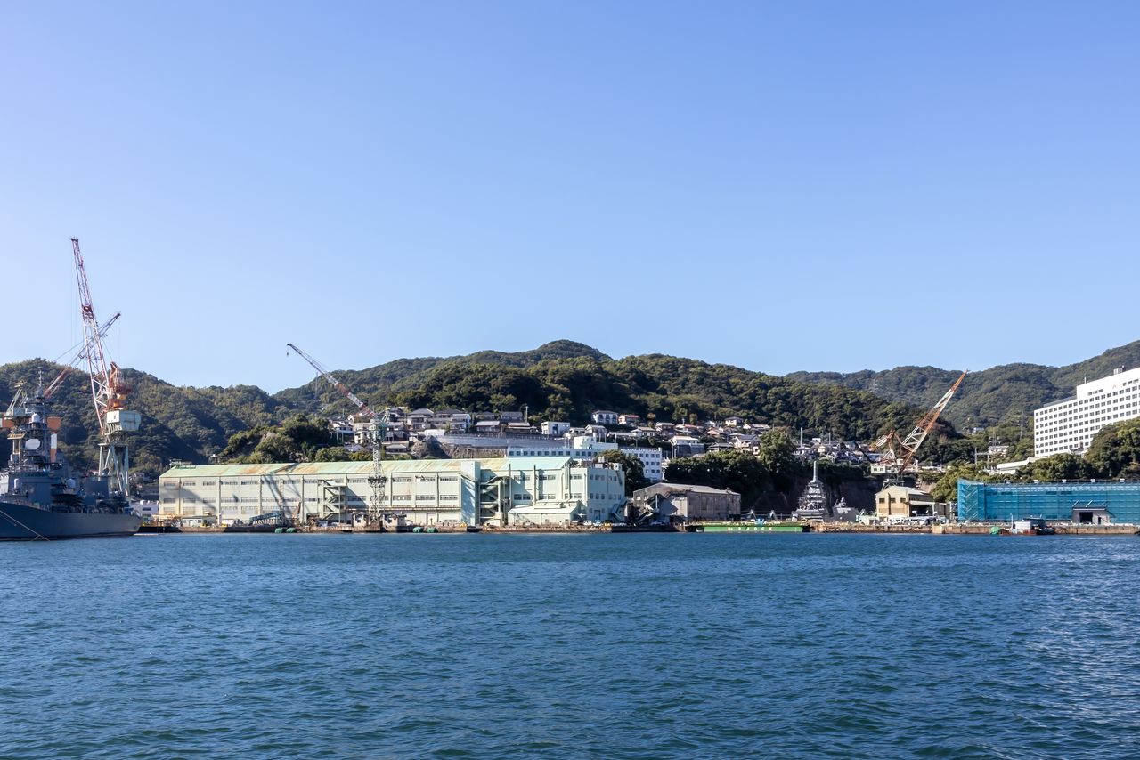 中央右側，綠色水閘後方是船隻建造和維修用的乾塢，亦屬產業革命遺產