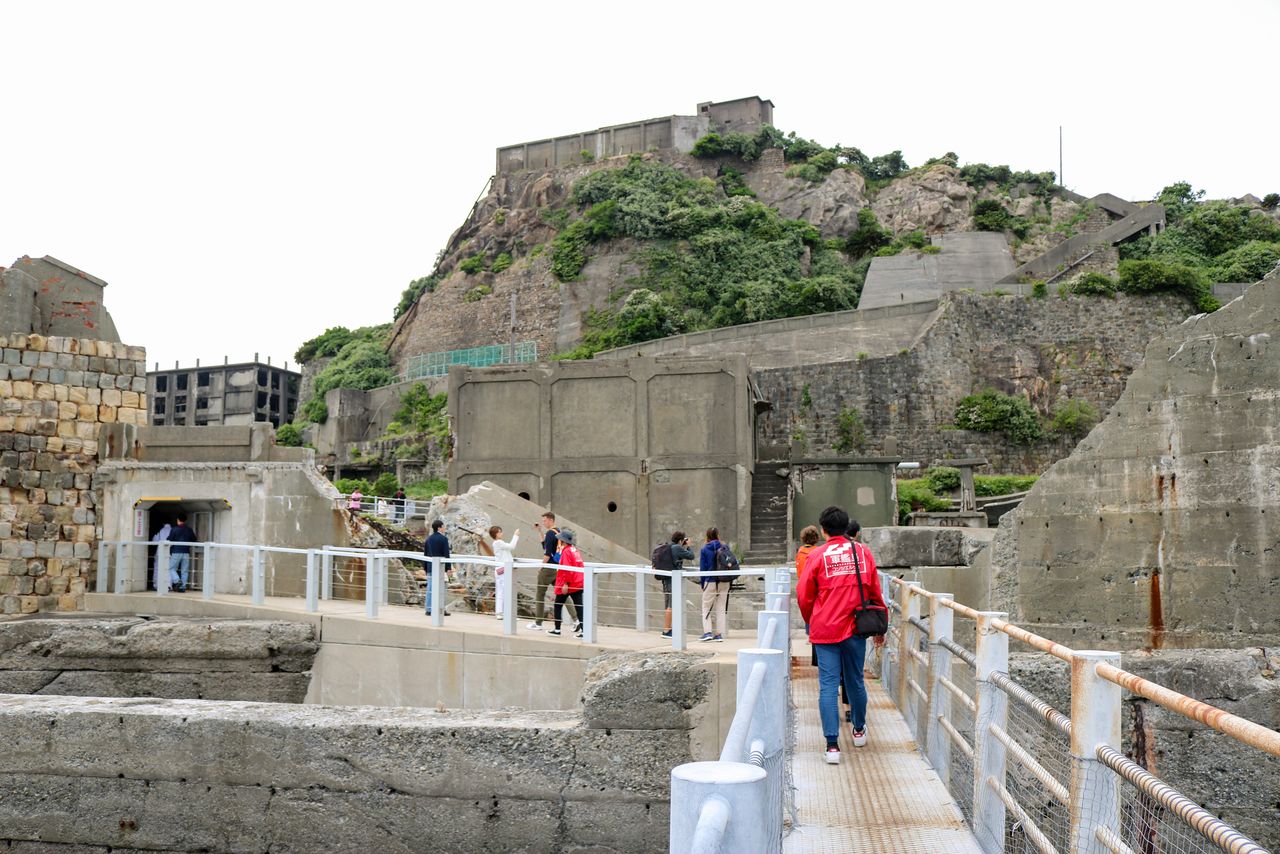 遊客從碼頭出發，沿著礦業設施區的參觀路線徒步行進（圖片由軍艦島Concierge提供）