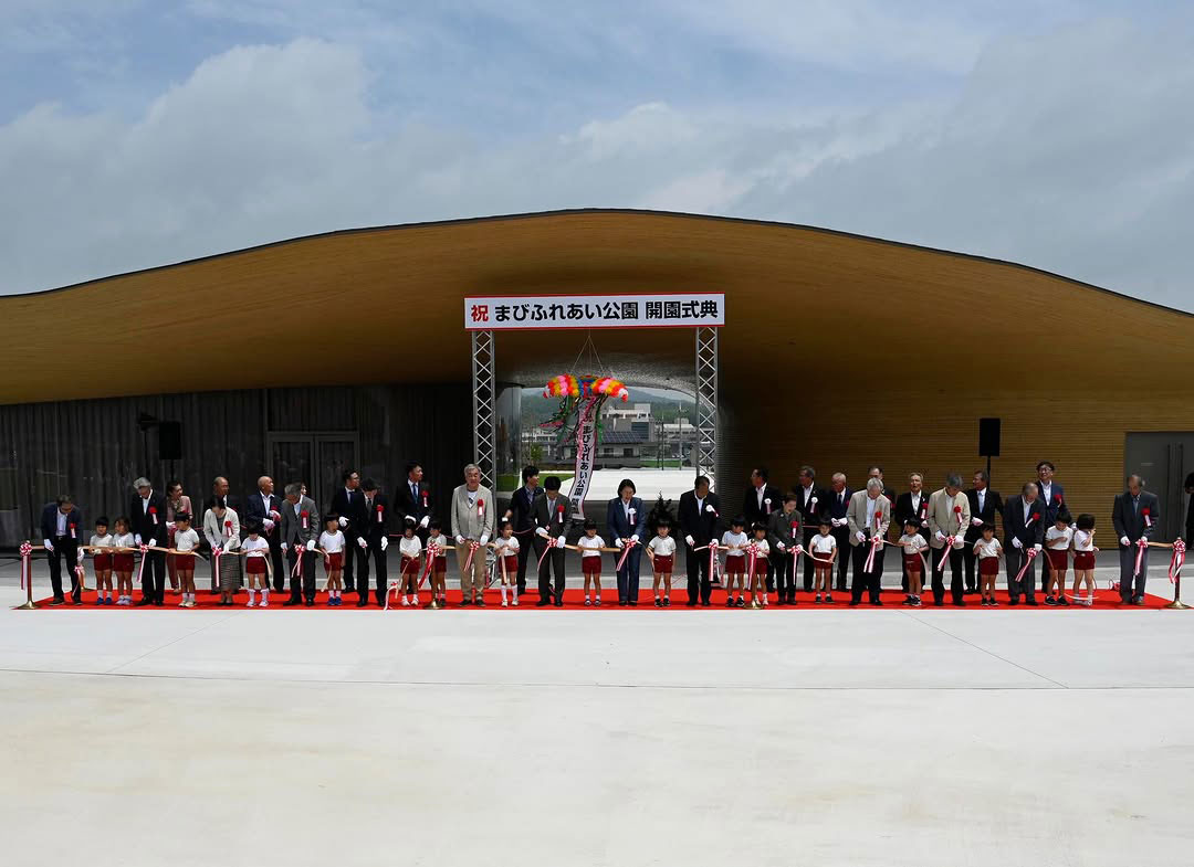 隈研吾為日本岡山県倉敷市的「真備町」帶來充滿希望的「竹之門」防災公園（まびふれあい公園 竹のゲート），在2024年7月3日開幕啟用