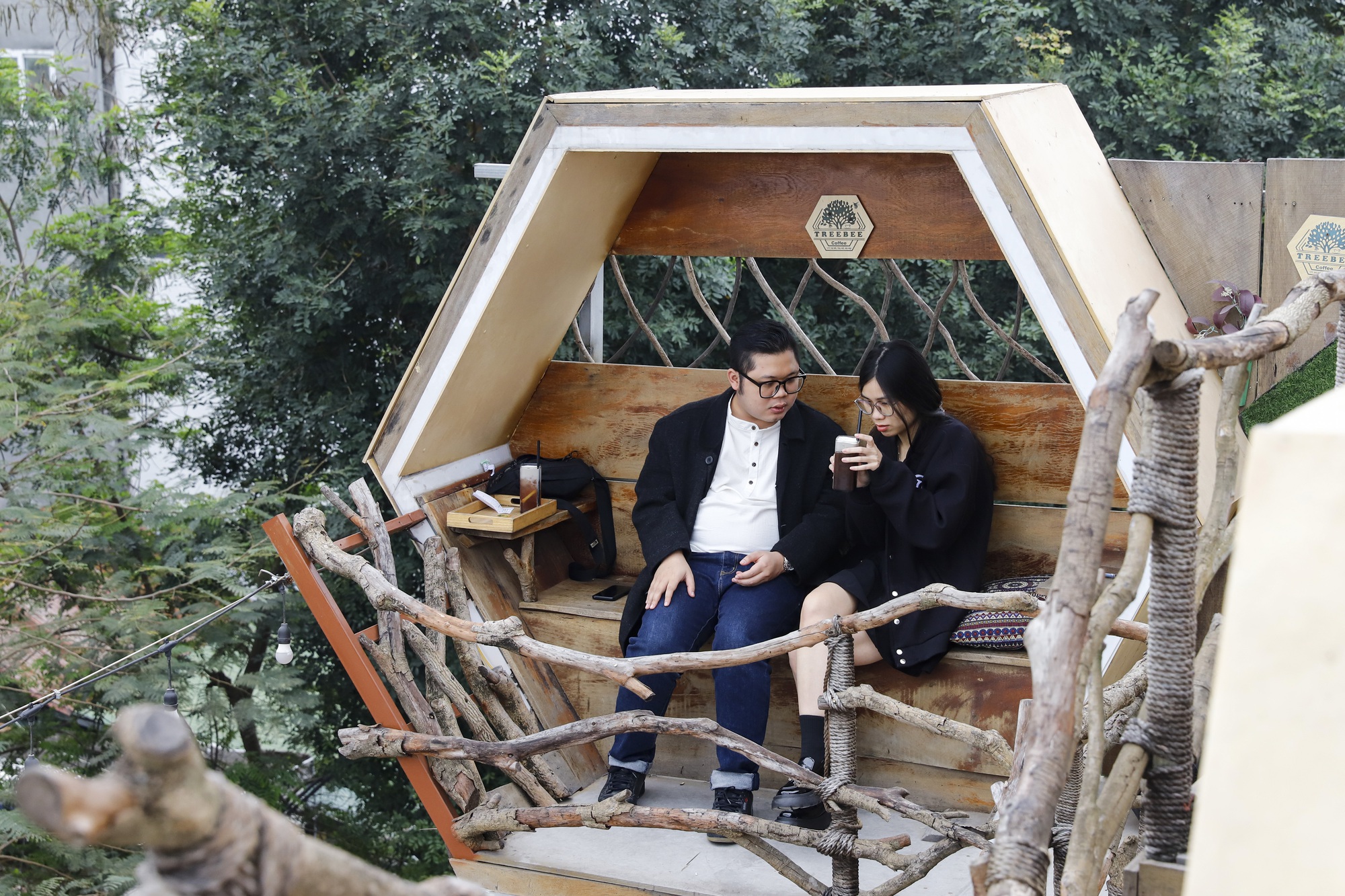 這家咖啡館的優勢在於空間非常通風涼爽，特別是像蜂巢一樣的設計，既獨特又新奇