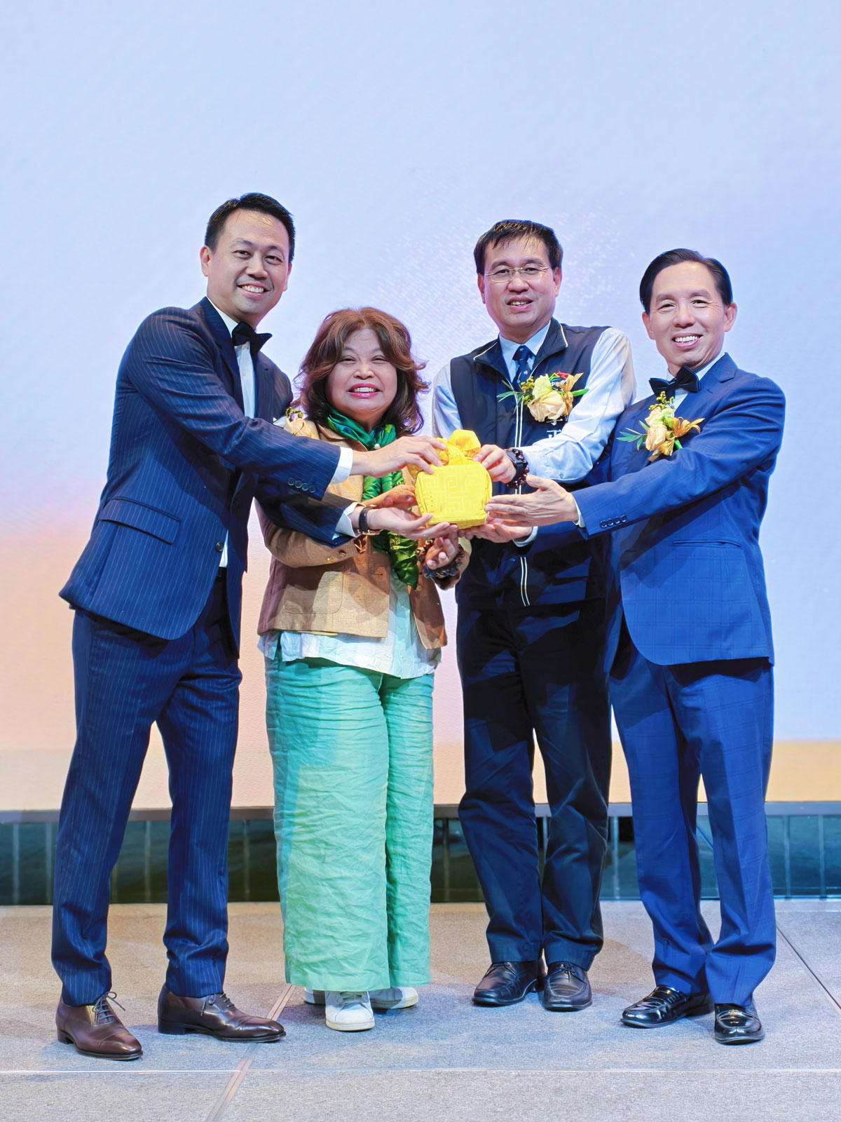 台中市建築經營協會理事長交接,由地政局長吳存金(左二)、都發局長李正偉(右二)監交,立功建設董事長楊志鵬(右一)從漢宇建設總經理葉昱徵(左一)手中接下理事長重任
