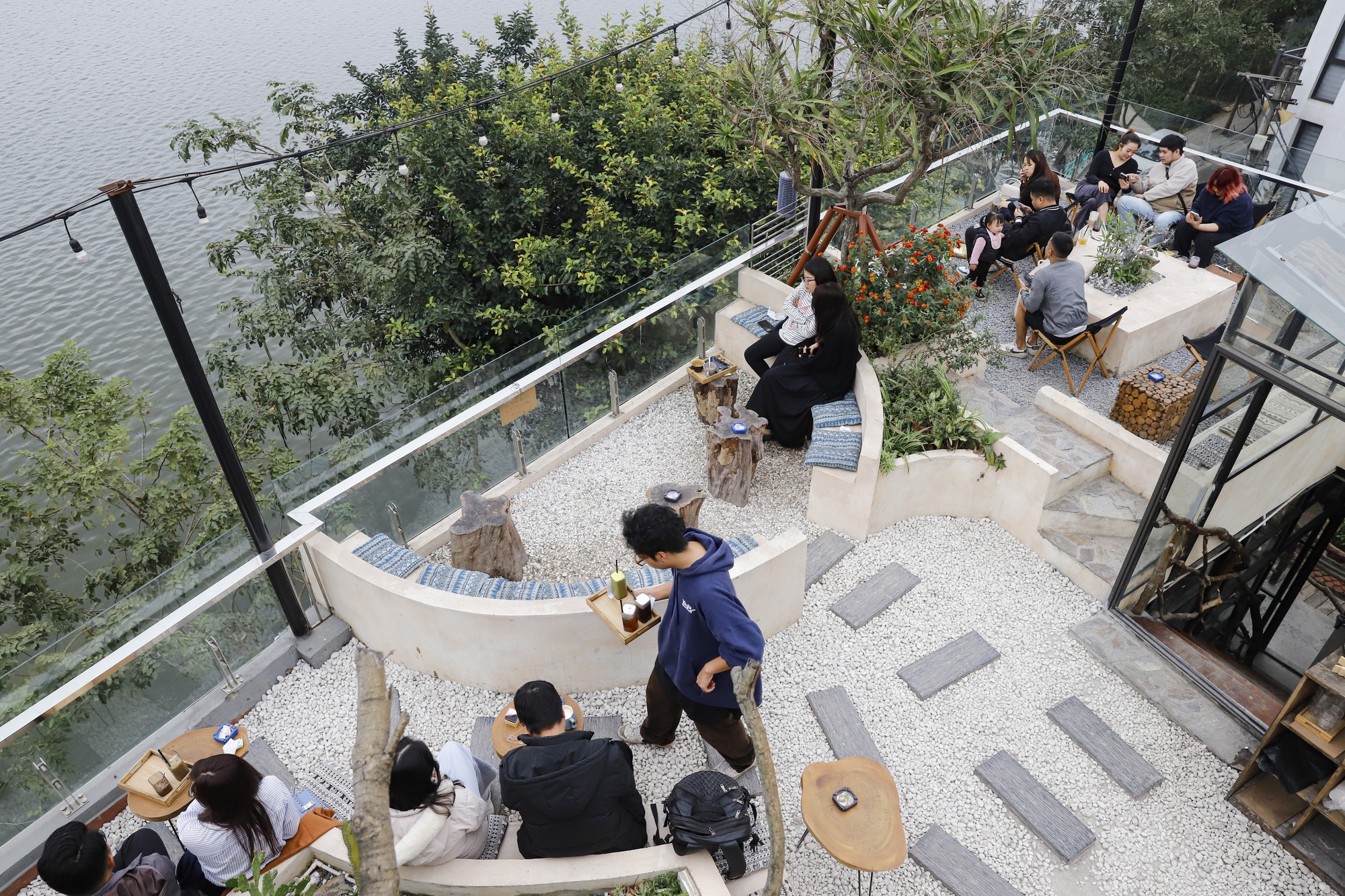 在咖啡館內可以完整欣賞到西湖的美景