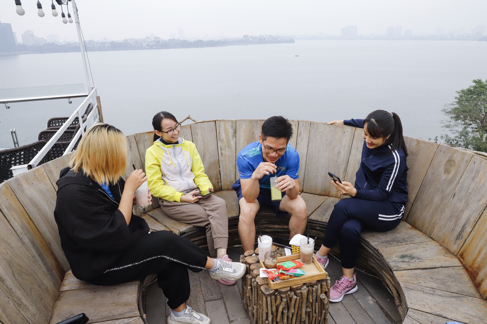 咖啡館的最高層設有一個類似鳥巢的座位區