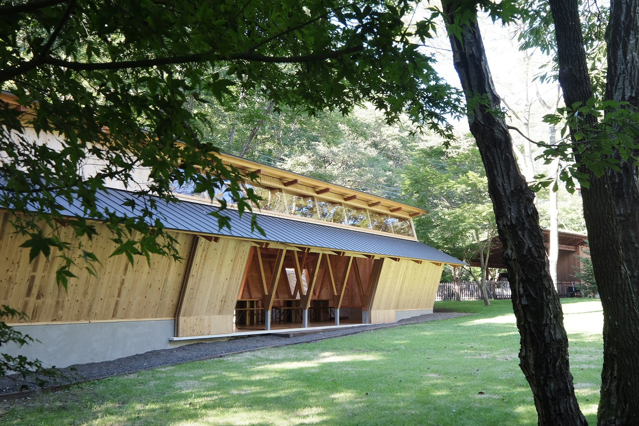 附設咖啡廳的管理大樓：木構打造的「RITA'S RANCH」，由日本建築師事務所「株式会社OOTT | 寺岡徹建築事務所」設計