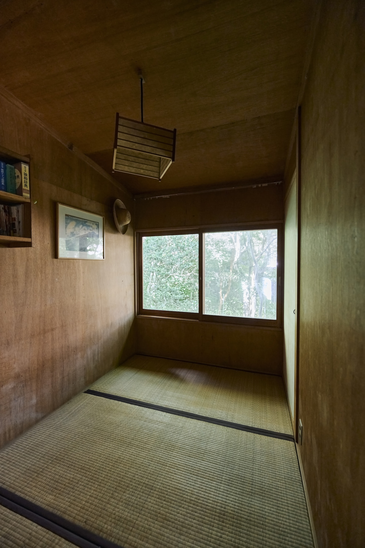 玄關進門左側的三疊間曾用作臥室。Photo by Hirotaka Hashimoto