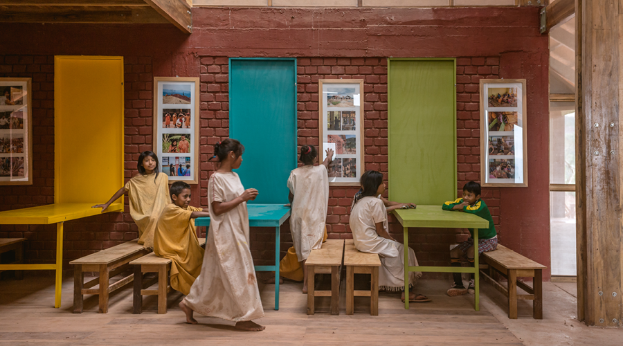 Union Altosanibeni 學校,2019 年,Taquin,秘魯
© Eleazar Cuadros
這所學校位於秘魯 Taquin 地區,是 Semillas 在參與式設計過程中與當地社區共同完成的教育設施。建築強調實用性與可持續性,透過尊重當地文化及自然環境的設計手法,提供高品質的教育空間,同時促進社區的技能培訓與自我賦權