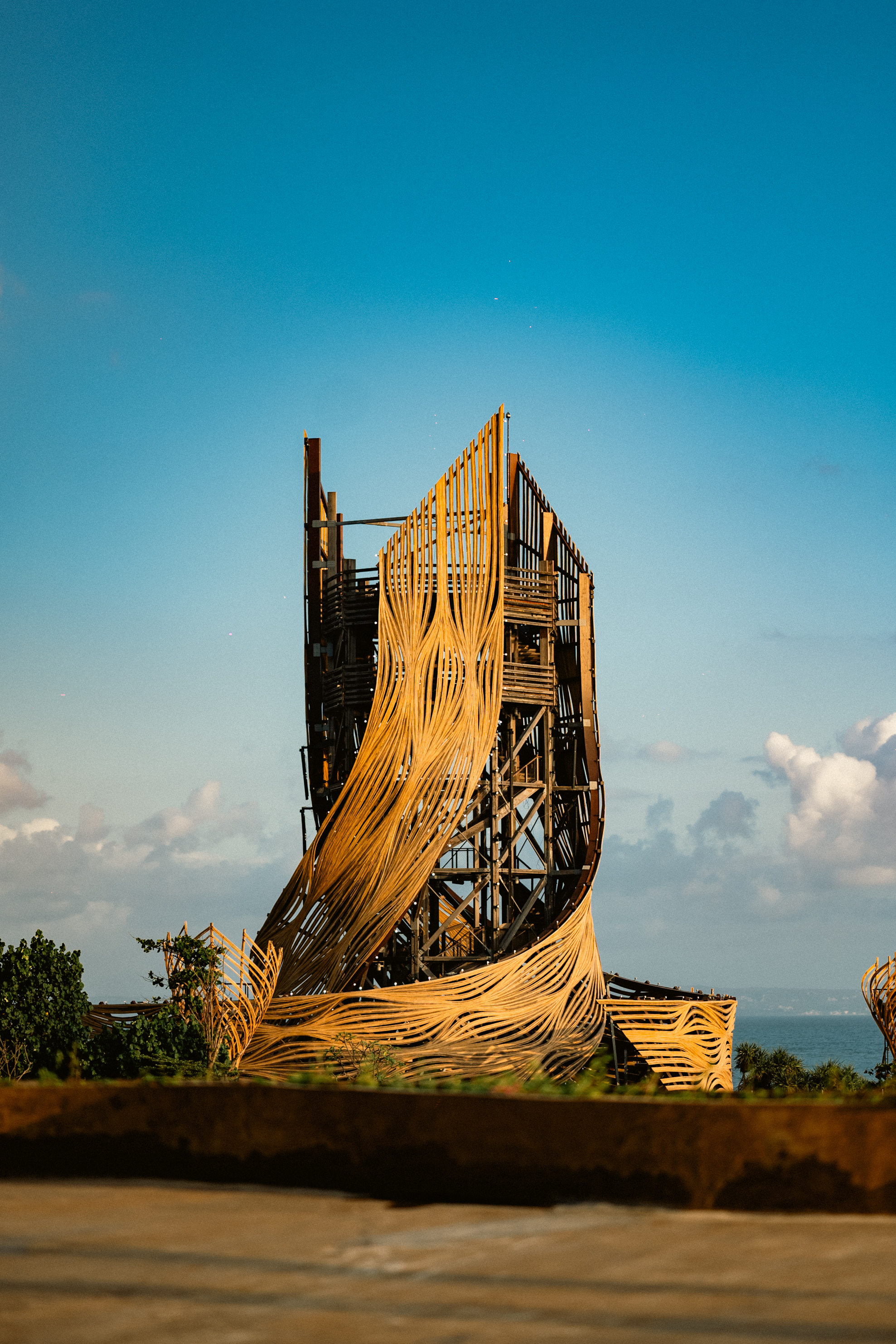 建築師 Arthur Mamou Mani 用回收木材建造的「Tri Hita Karana 塔」(圖片來源:Nuanu Creative City)