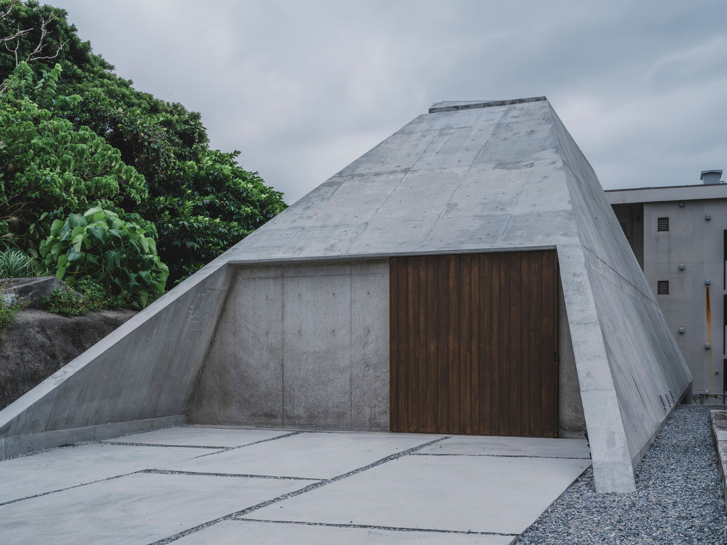 建築如雕塑般靜立，呈現自然與建築的對話，正立面沒有開窗或裝飾，更突顯結構本身的純粹性