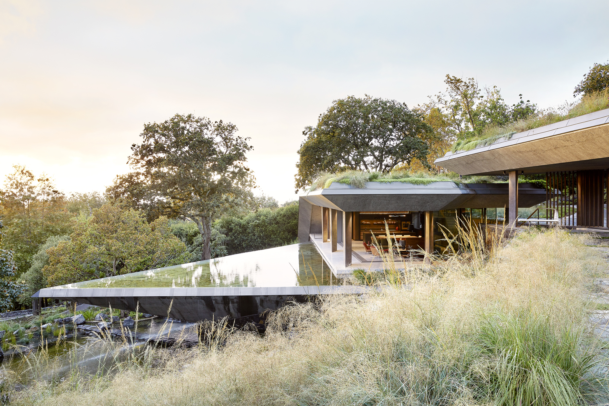 Constantia Estate 位於南非開普敦的郊區康斯坦夏（Constantia），這是一個以自然美景和歷史悠久的葡萄酒莊園聞名的地區。康斯坦夏谷地擁有豐富的生態多樣性，包括各種类型的土壤、植被和野生動物，也孕育了獨特的葡萄酒文化。這個地區的氣候屬於地中海型氣候，夏季乾燥溫暖，冬季涼爽潮濕，非常適合葡萄的生長