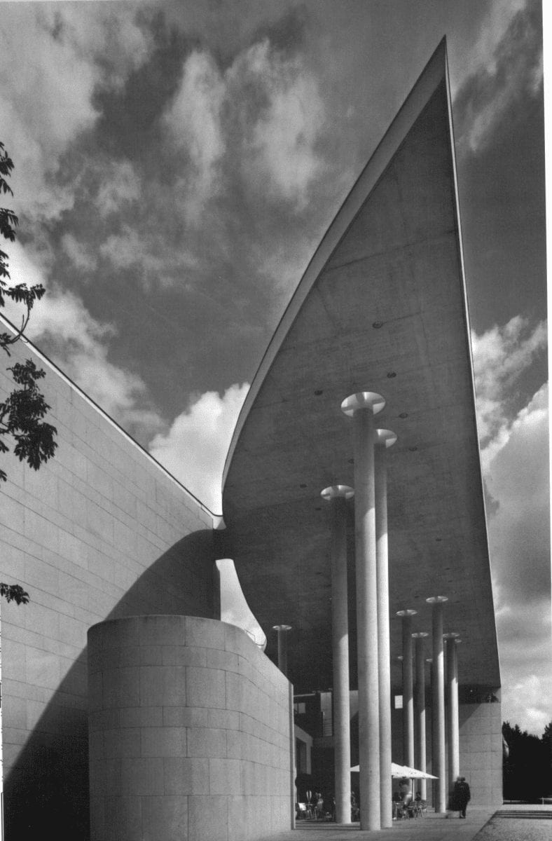 波恩藝術博物館 – 競圖（1985），竣工（1992） 圖片來源：Schultes Frank Architekten