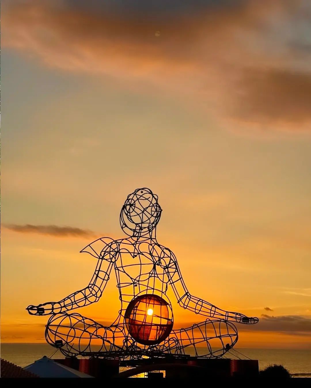 LUNA——海灘俱樂部的 Burning Man 式建築