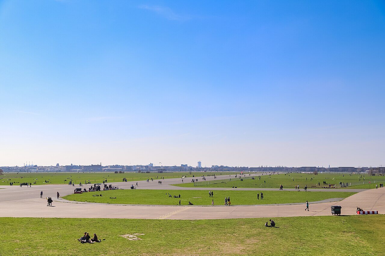 柏林的田菲爾德(Tempelhofer Feld)與紐約的中央公園(Central Park)面積相當。德國政府正計劃對其進行開發