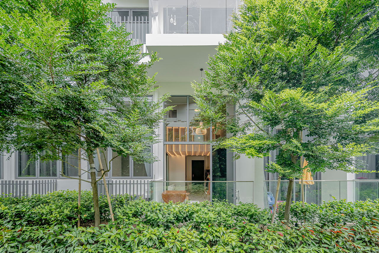 現代化公寓建築外觀,白色外牆搭配前方綠樹與植被。公寓建築外觀(All Photography:Shiya Creative Studio)
