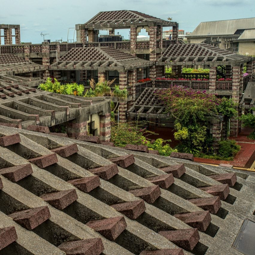Nago City Hall by Team Zo (Elephant Design Group) 名護市市政廳,1981年,象設計集團 Team Zo(Elephant Design Group)