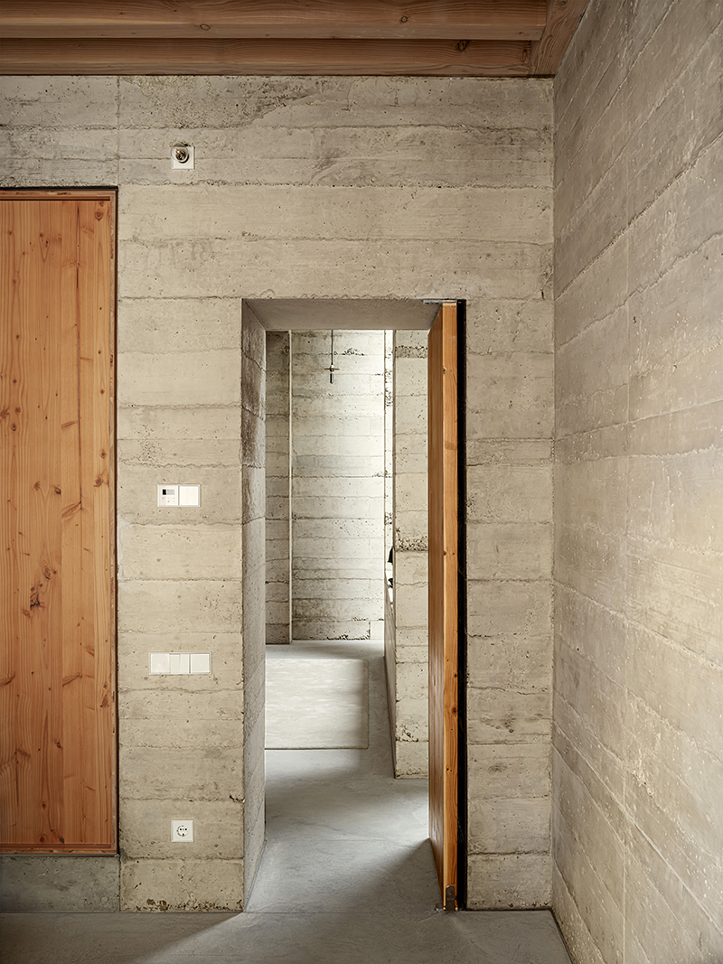 1736 House 的牆壁，不僅是用來分隔空間，更是調節室內環境的重要元素，採用厚重的結構牆，可以有效地調節室內的溫度和濕度