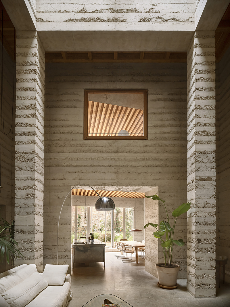 住宅的空間規劃圍繞著中庭展開，HARQUITECTES 團隊將空間分成主要空間和次要空間，創造出層次分明、機能有序的居住環境