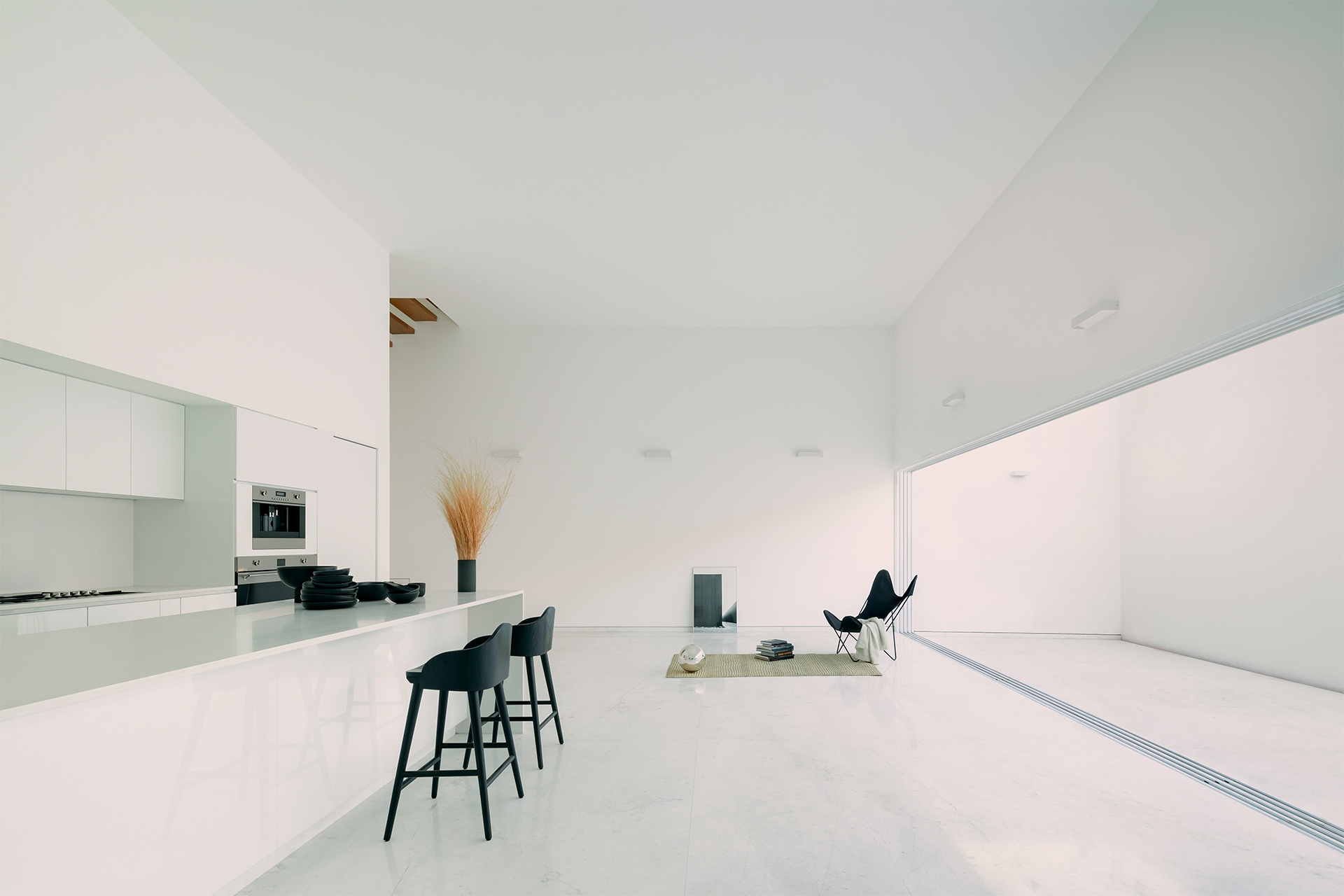 墨西哥住宅 Natura House Cotaparedes Arquitectos 住宅的地下室設有開放式廚房、客廳及餐廳,並延伸至戶外庭院,創造出寬敞舒適的空間