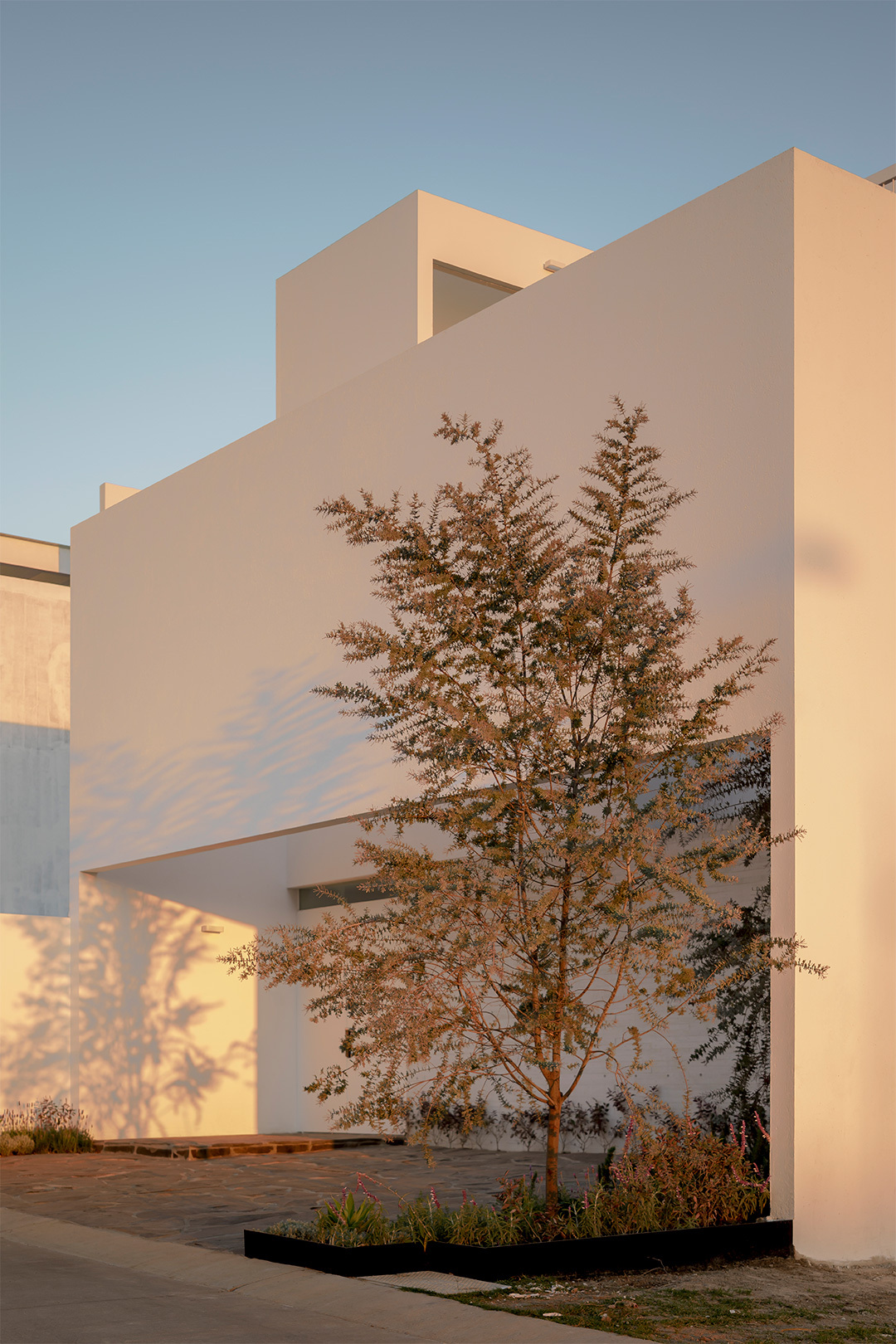 墨西哥建築師事務所Cotaparedes Arquitectos 擅長設計私人住宅,特別是在 Guadalajara 大都會區。Natura House 便是他們其中一個作品,外觀設計延續了事務所一貫的風格,以白色牆面為主,並選用有限的材料來搭配,營造簡約的氛圍