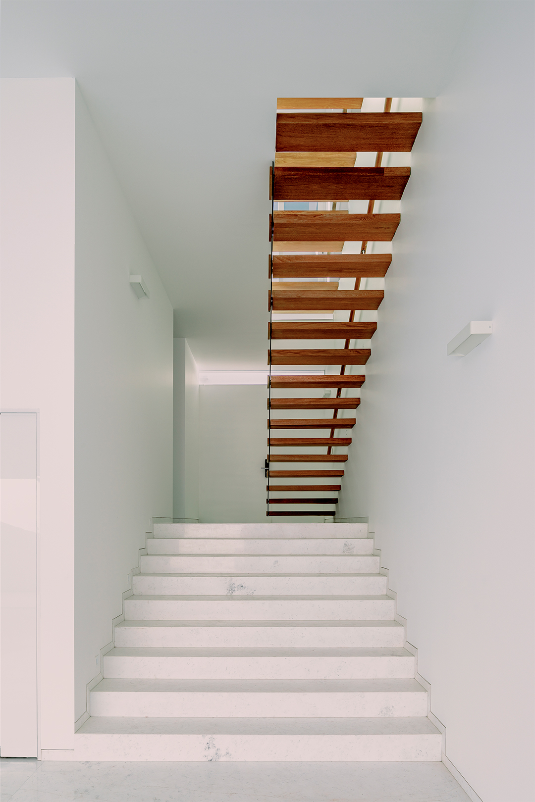 墨西哥住宅 Natura House Cotaparedes Arquitectos  樓梯深色木踏板 玻璃欄杆