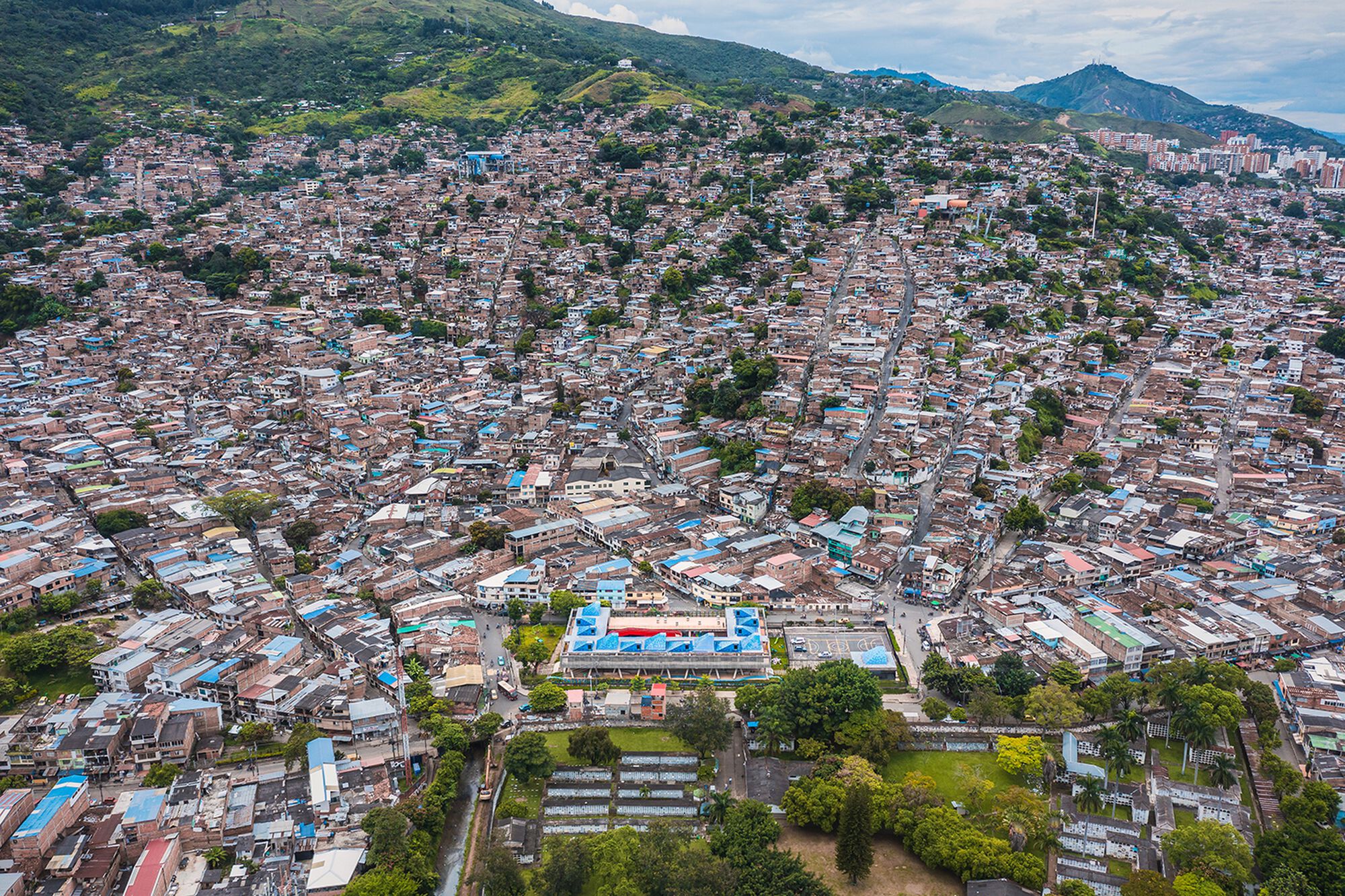 嘉美‧倫特里亞（Jaime Rentería）兒童發展中心所在的哥倫比亞卡利市（Cali, Colombia）西洛埃區（Siloé），是一個擁有百年歷史，富含社會文化底蘊的區域