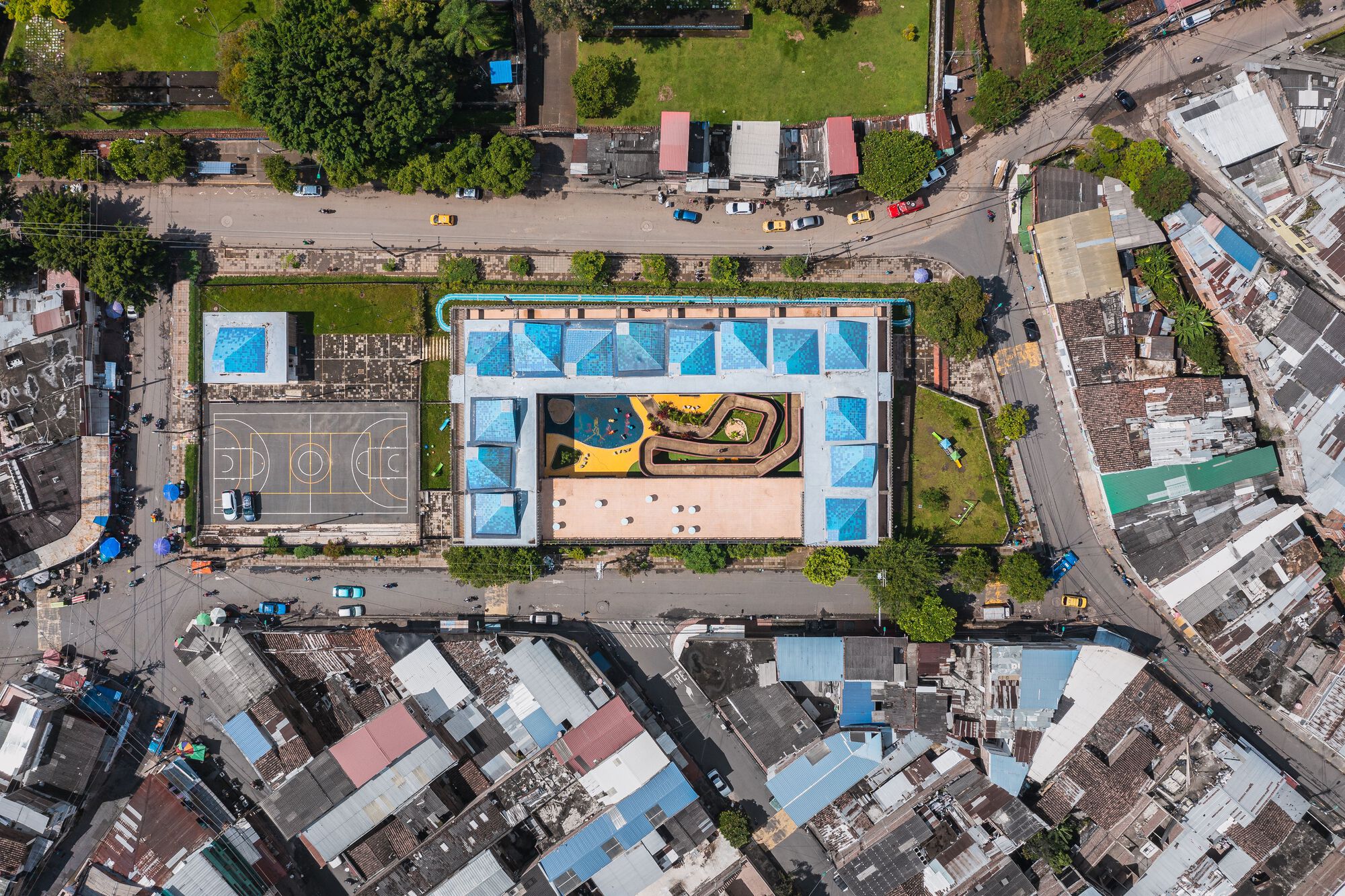 座名為「嘉美‧倫特里亞」（Jaime Rentería）的兒童發展中心，由哥倫比亞建築師事務所 Espacio Colectivo Arquitectos 操刀設計，不僅為提供社區兒童學習的場所，也同時作為社區活動中心，提供居民互動交流的空間