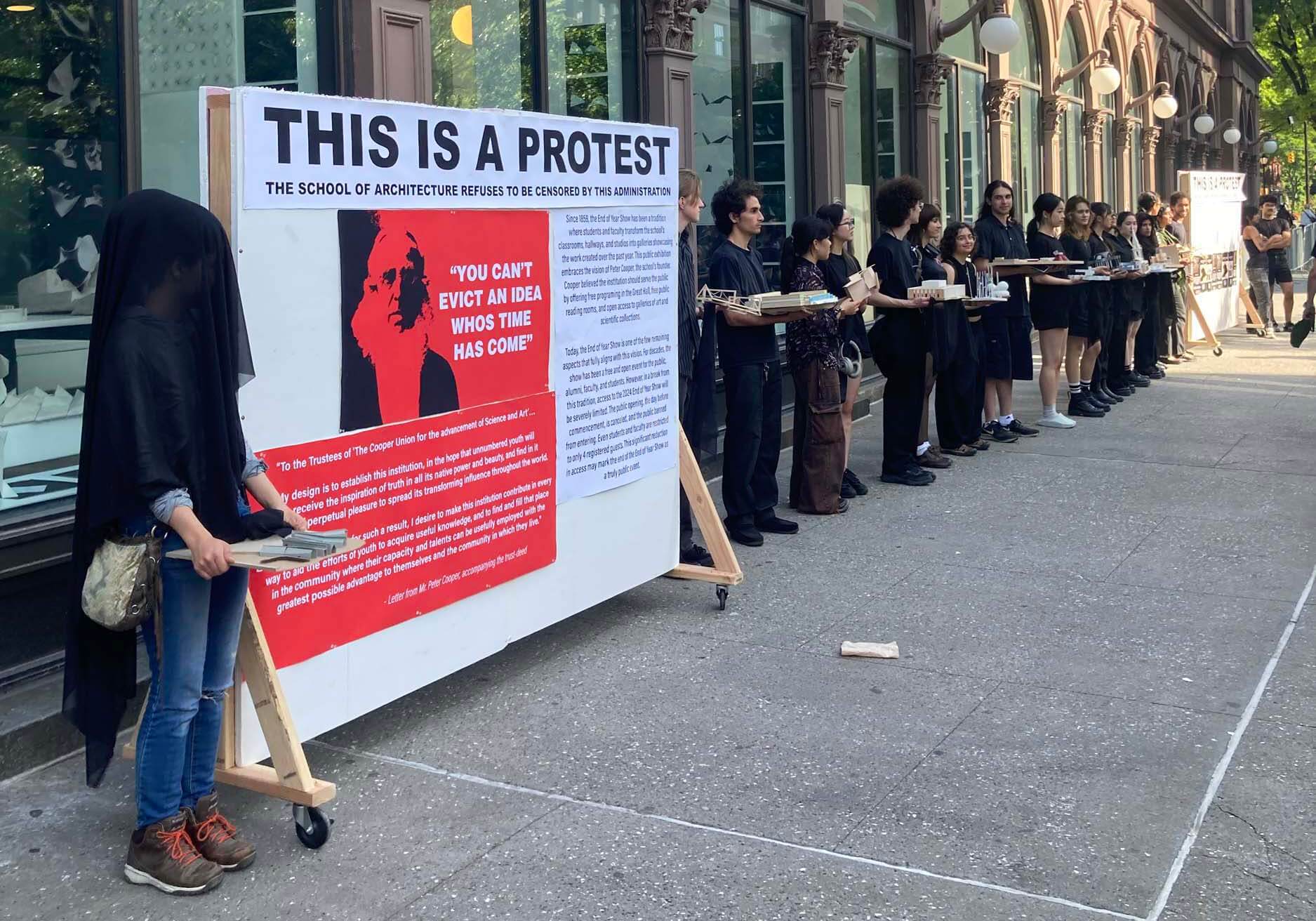 5月21日,庫珀聯盟(Cooper Union)伊爾溫·S·查寧建築學院(Irwin S. Chanin School of Architecture)的學生抗議校方將年度畢業展對公眾關閉。他們將模型移至戶外,用黑色面紗覆蓋作品,最終將畢業展示移至東村的克萊門特文化教育中心(Clemente Soto Vélez Cultural & Educational Center)。(照片提供:Elisa Iturbe)