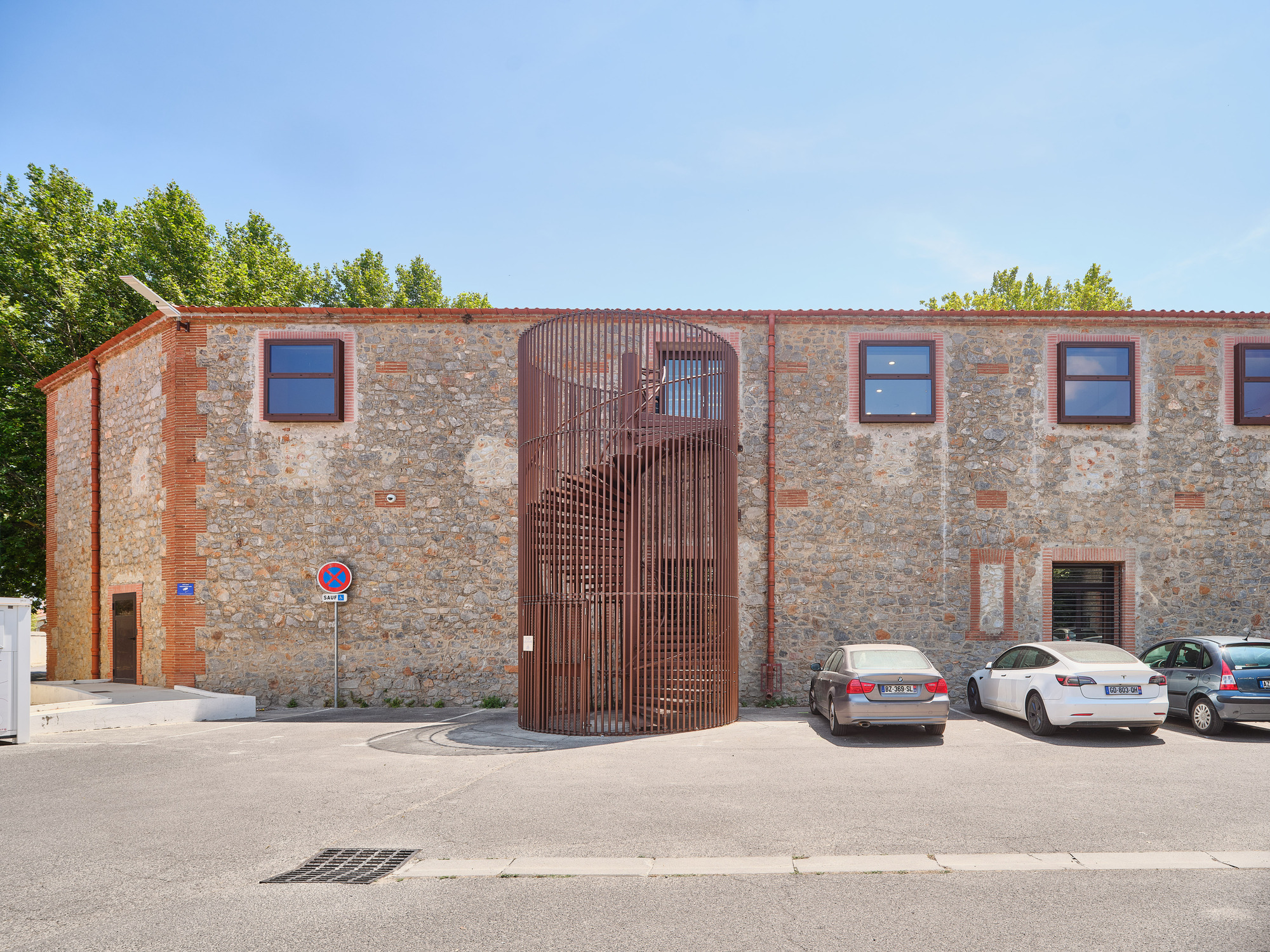 戶外安全梯：設計團隊將緊急逃生梯配置於後立面，並賦予其雕塑般的形態，與新打開的窗戶形成對話