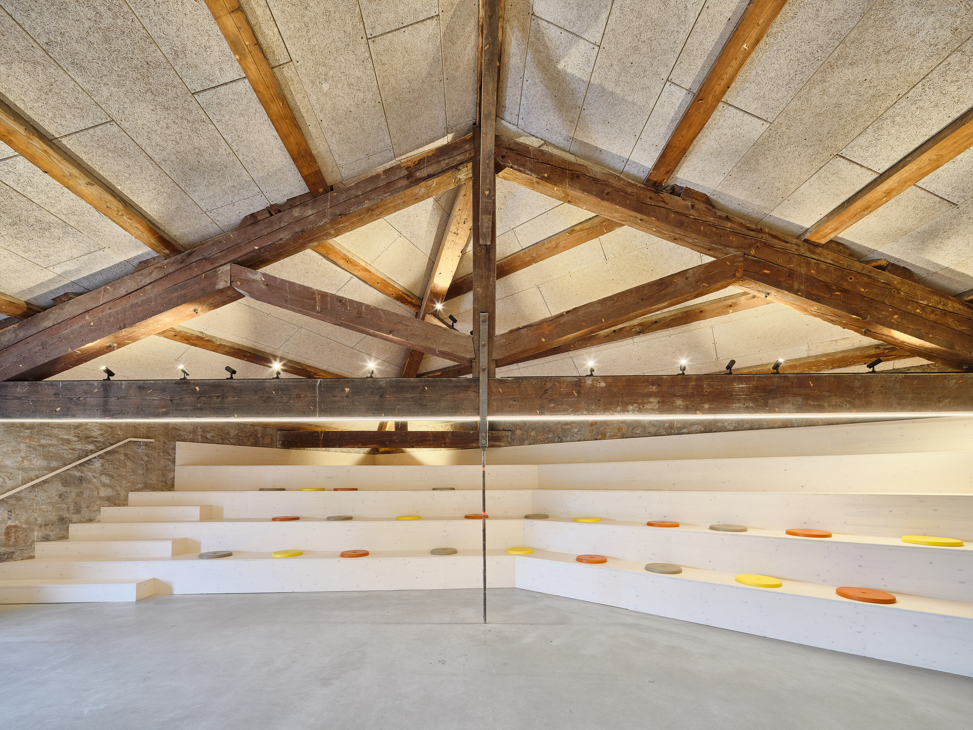 階梯座椅做為休憩、社交、表演、會議空間