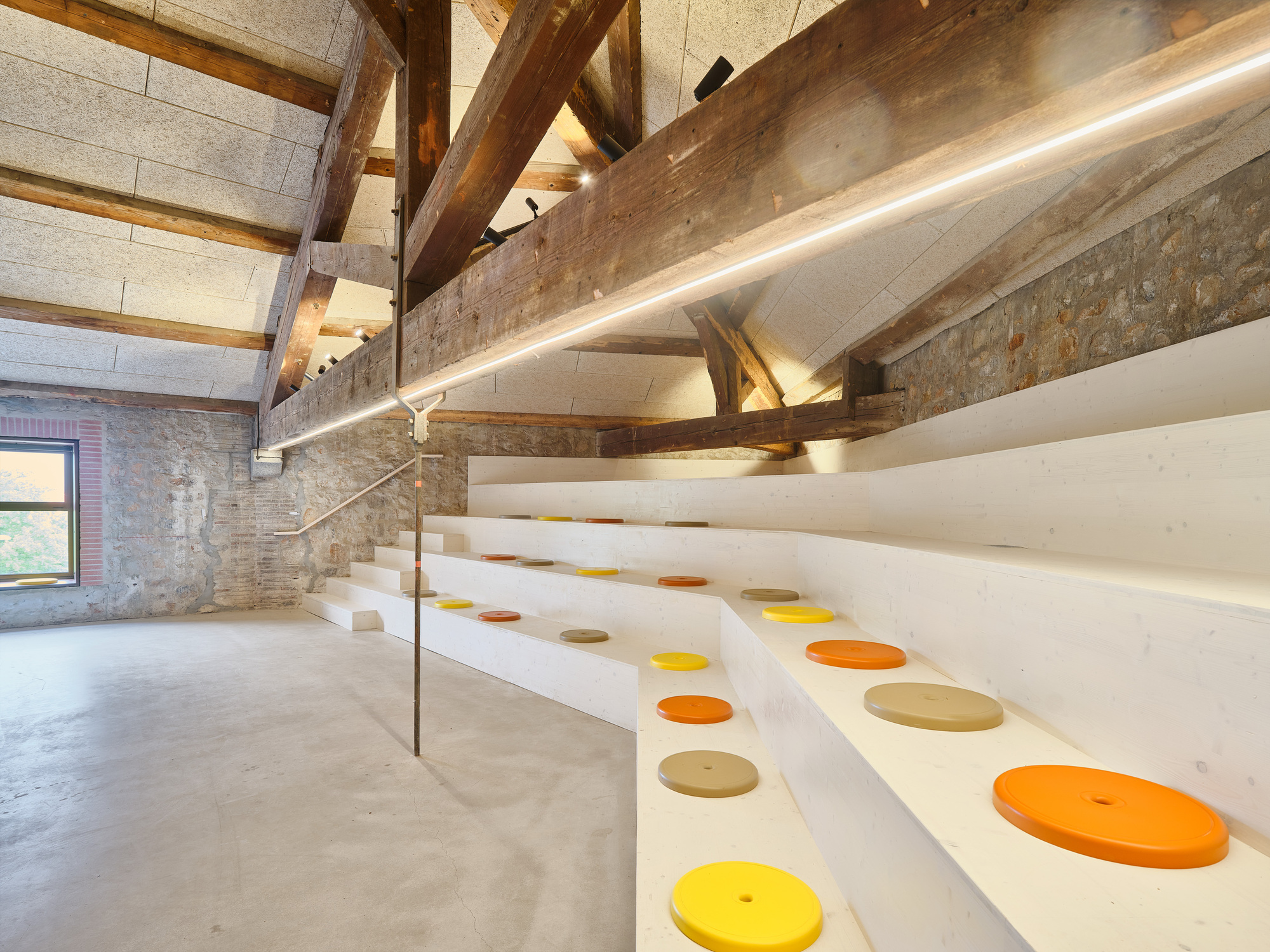 保留了酒莊原有的木構和石牆，這些歷史元素代表酒莊的過去，也為新的空間增添了獨特的韻味