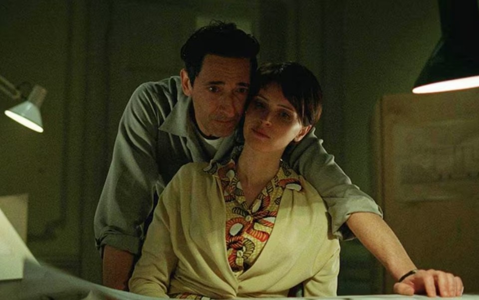 László Tóth (Adrien Brody飾演)與妻子 Erzsebét(由 Felicity Jones 飾)